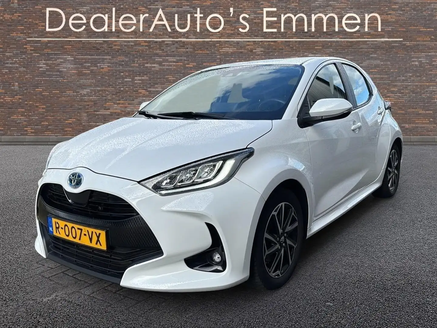 Toyota Yaris 1.5 Hybrid Dynamic Wit - 2