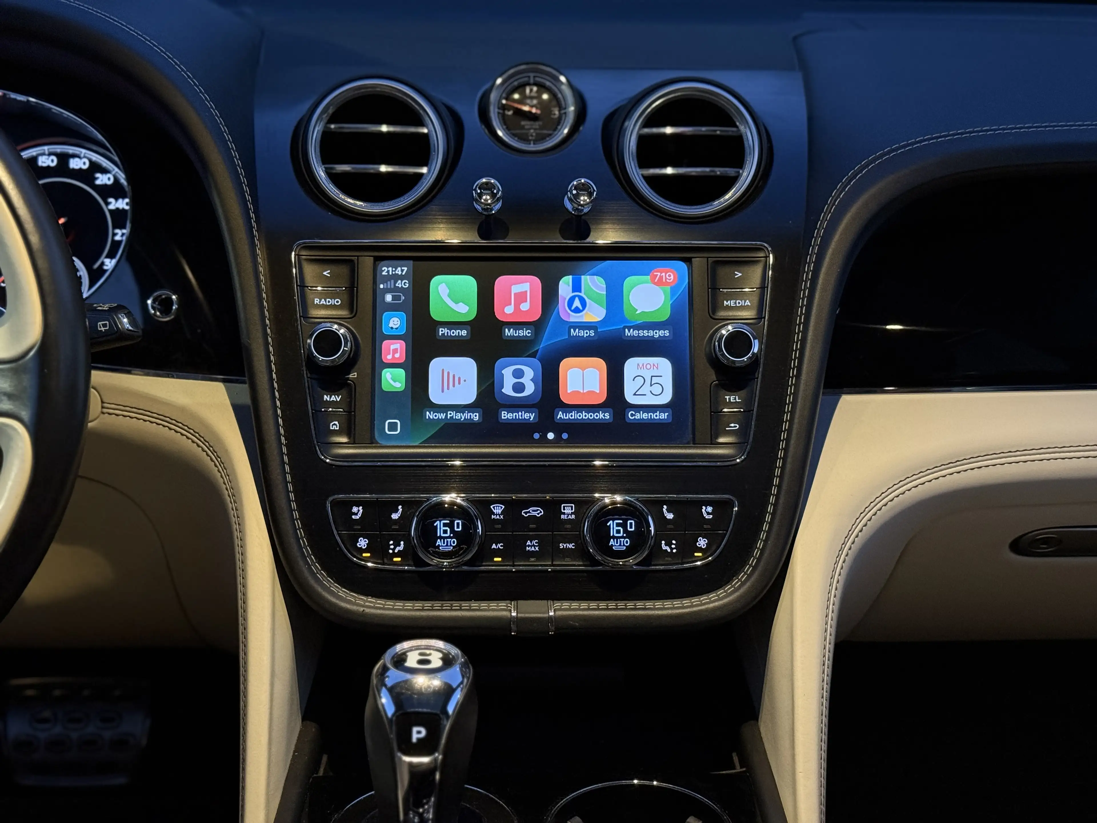 Bentley Bentayga 6.0 W12 608CH / Massage / Night Vision / Acc /Full — photo 11