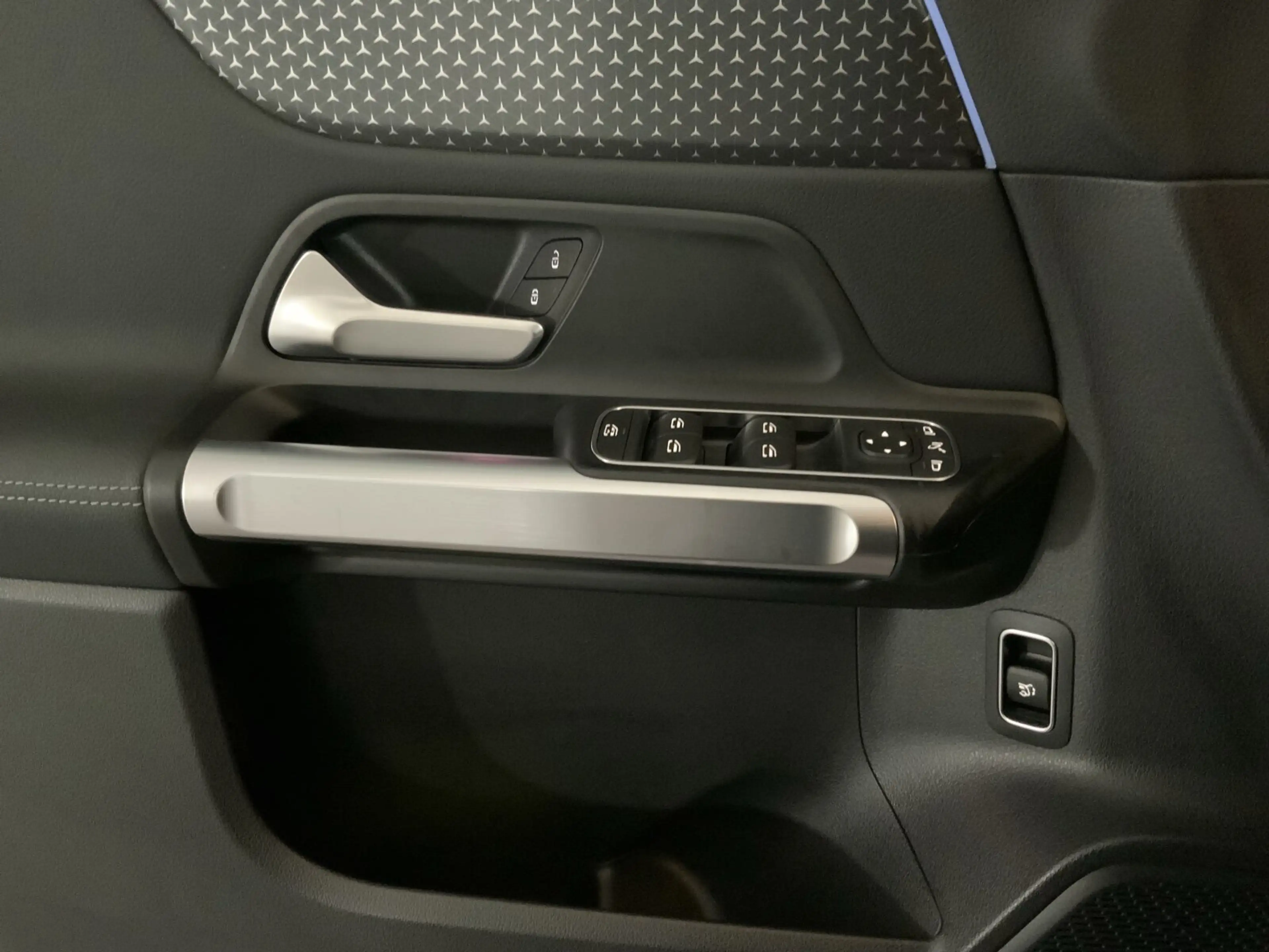 Mercedes-Benz EQB 300 EQB 300 4M Progr. Distro LED RüCam AHK Ambiente — photo 12