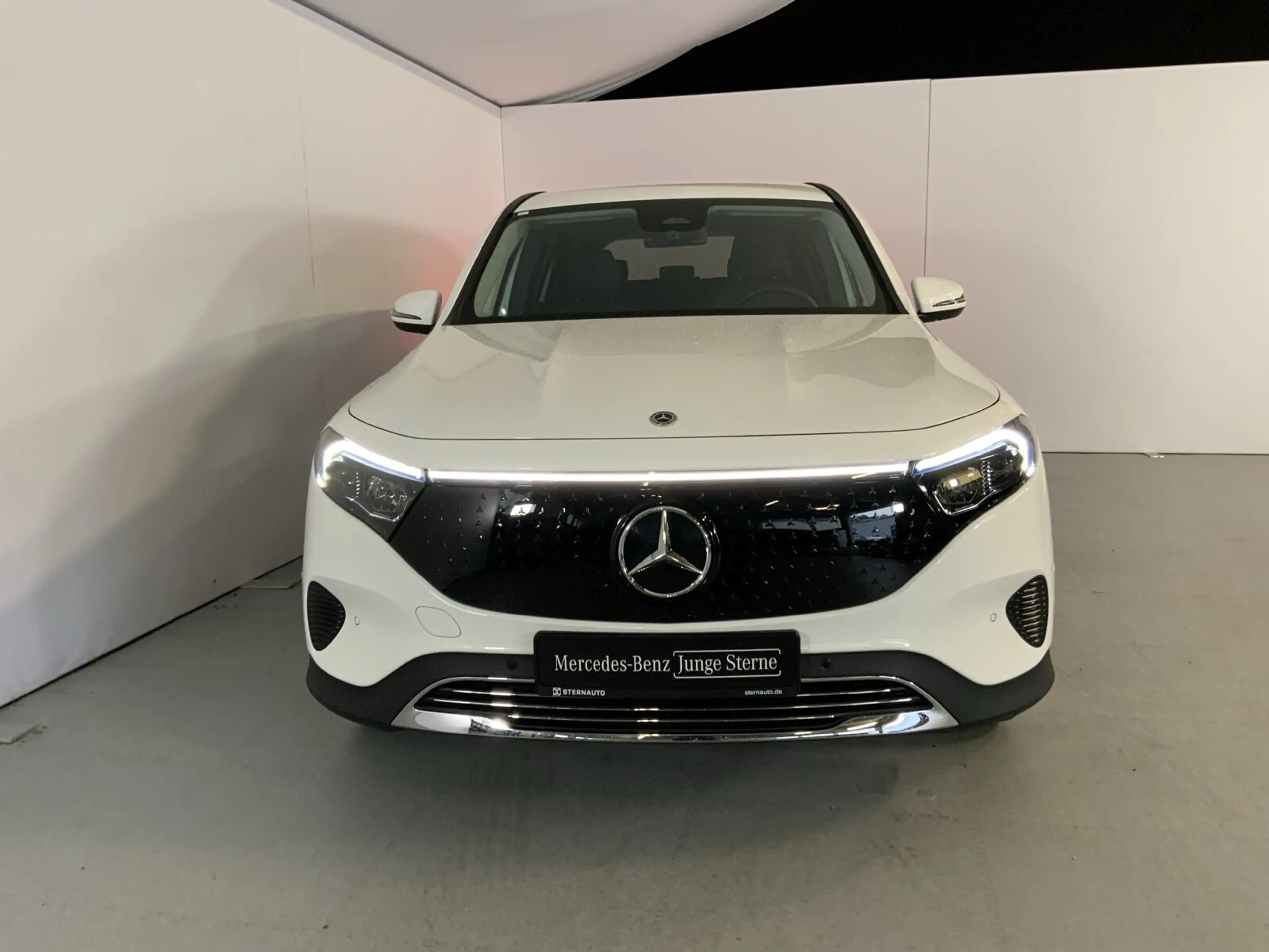 Mercedes-Benz EQB 300 EQB 300 4M Progr. Distro LED RüCam AHK Ambiente — photo 2