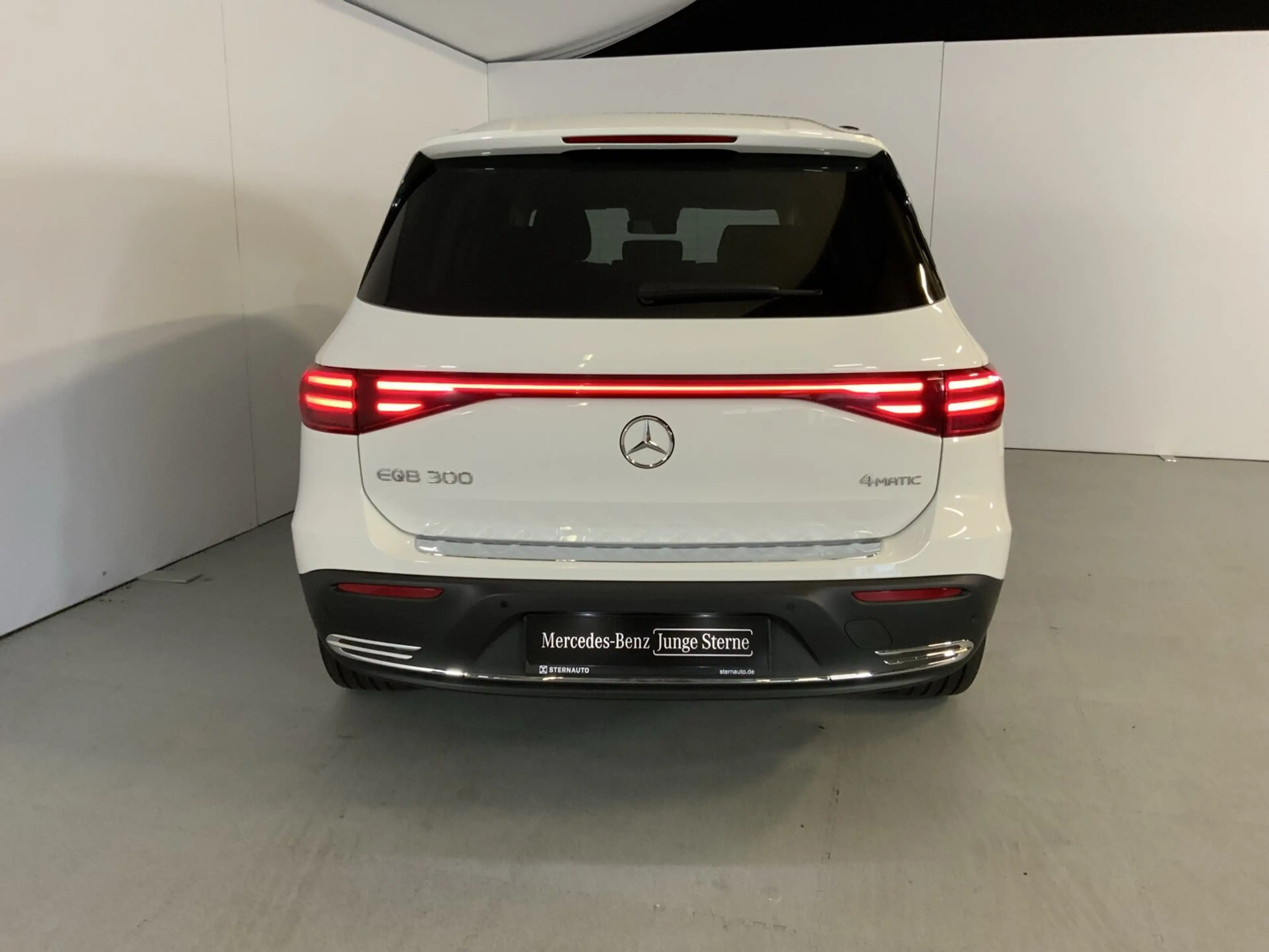 Mercedes-Benz EQB 300 EQB 300 4M Progr. Distro LED RüCam AHK Ambiente — photo 6