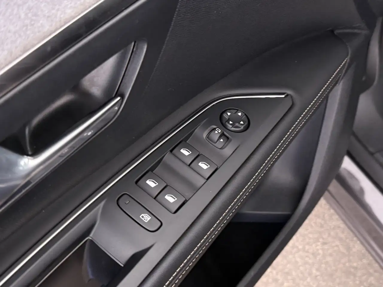 Peugeot 5008 1.2 136 GT Aut 7-SITZER LED SKY AHK RADAR, миниатюра 23