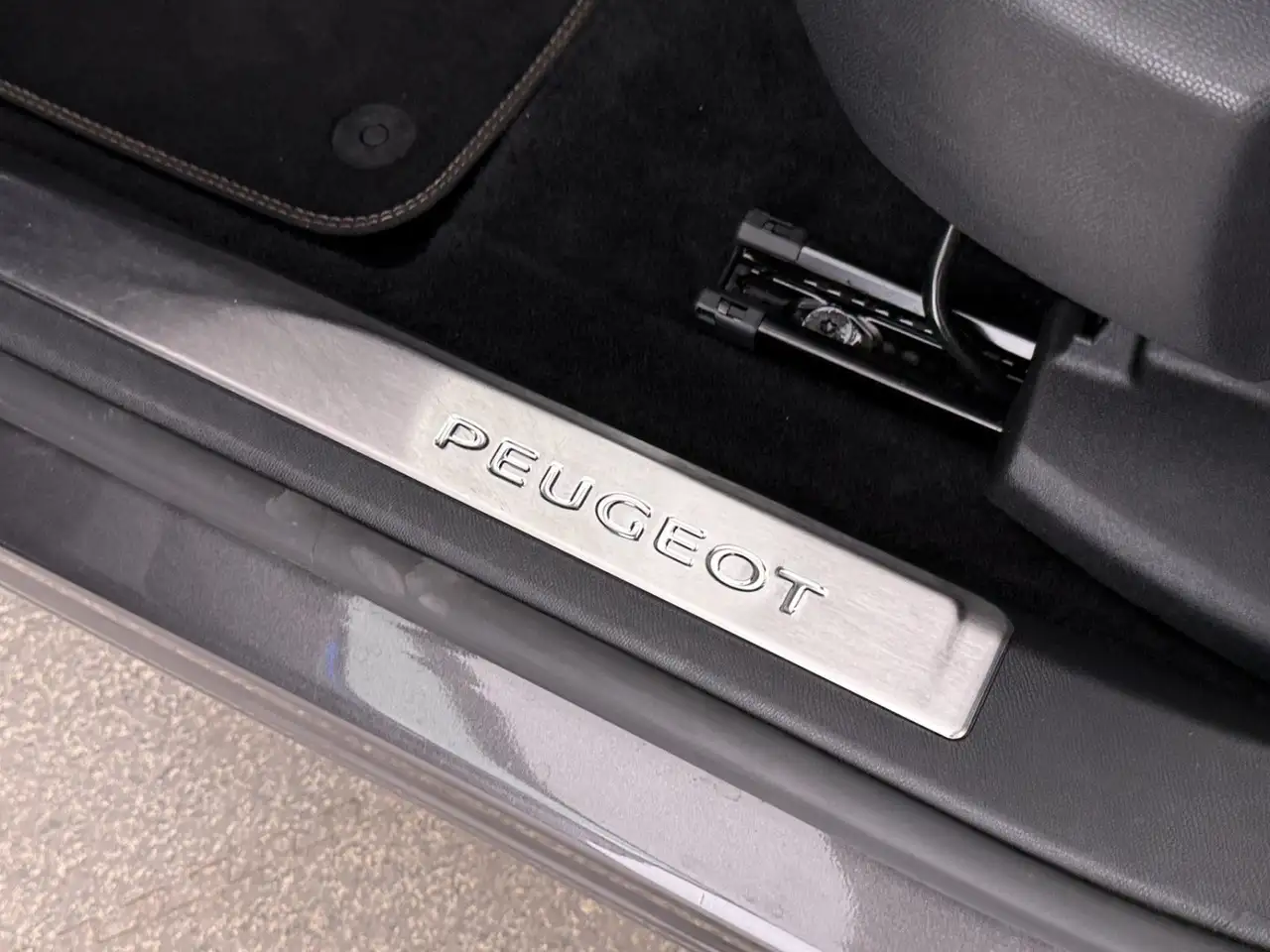 Peugeot 5008 1.2 136 GT Aut 7-SITZER LED SKY AHK RADAR, миниатюра 24