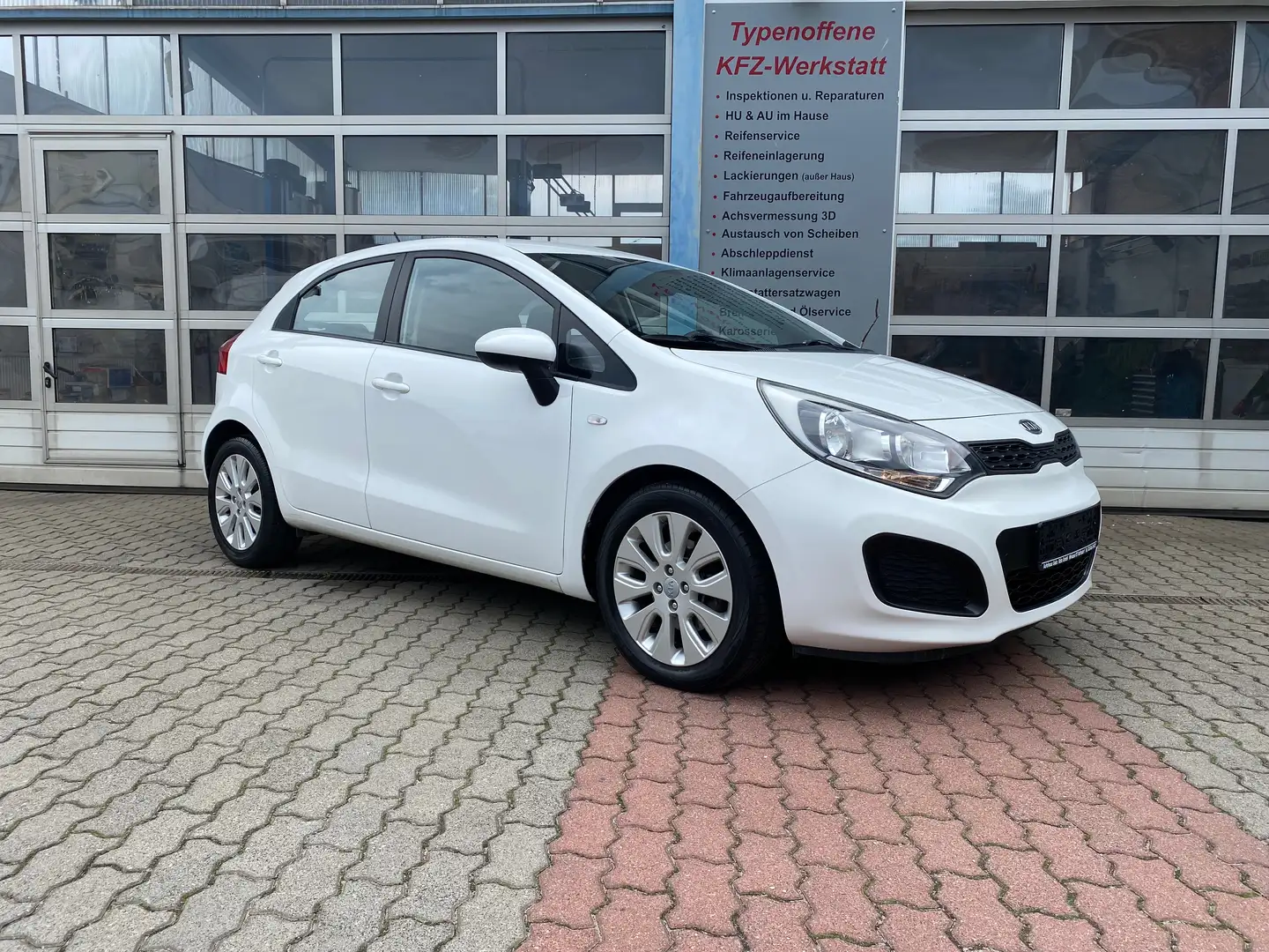 Kia Rio 1.4 , wenig KM, USB , 1.Hand , 6-Gang, HU/AU neu Weiß - 2