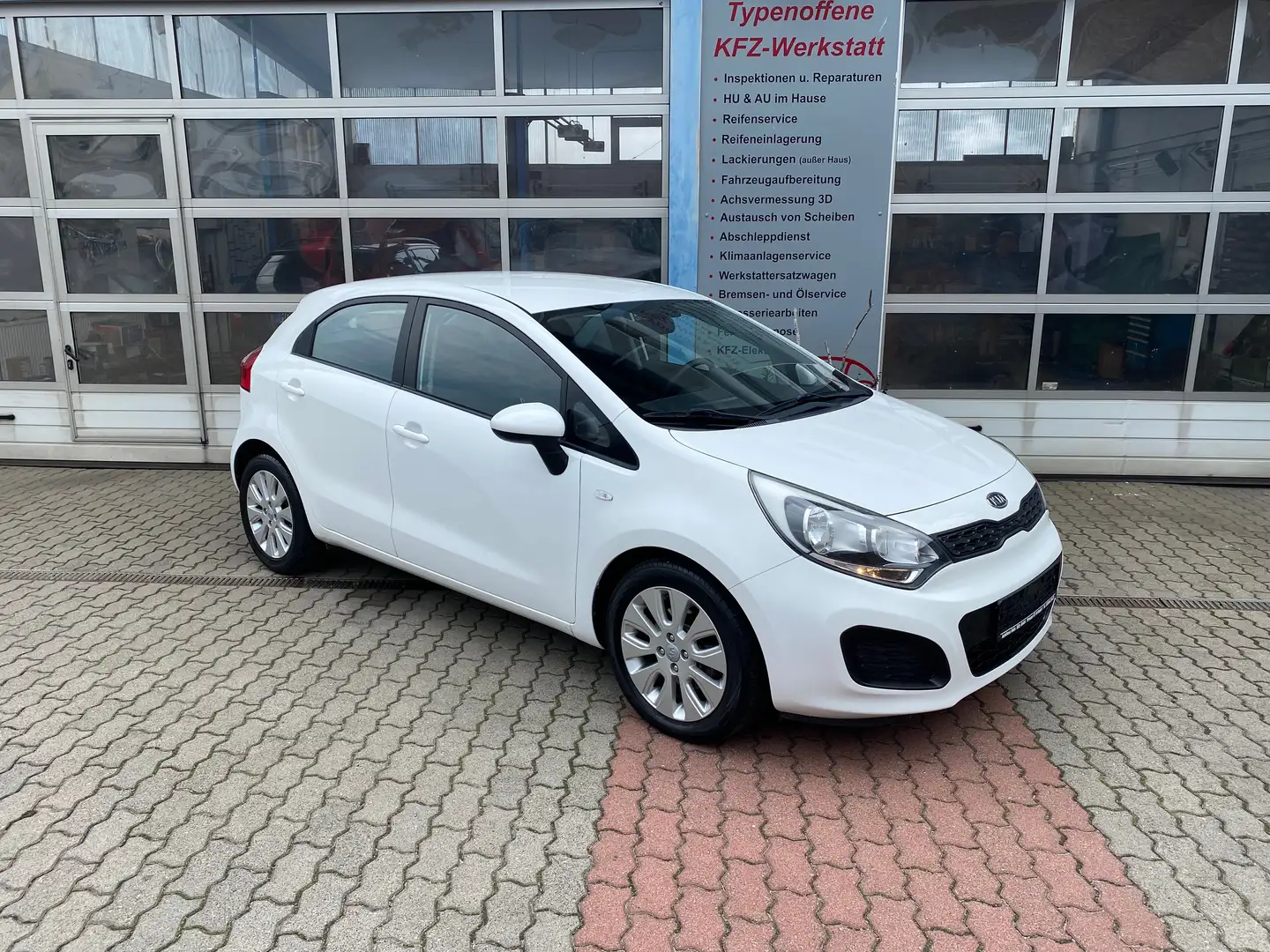 Kia Rio 1.4 , wenig KM, USB , 1.Hand , 6-Gang, HU/AU neu Weiß - 1