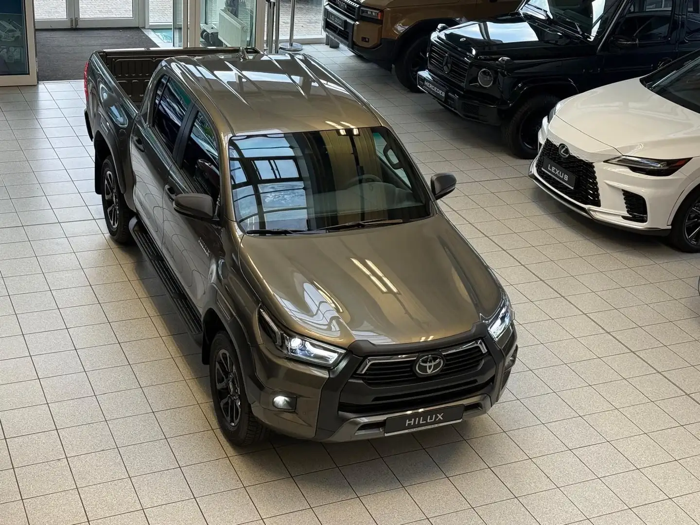 Toyota Hilux DOUBLE CAB INVINCIBLE-MILD HYB.-LEDER-47.490,- Brown - 1