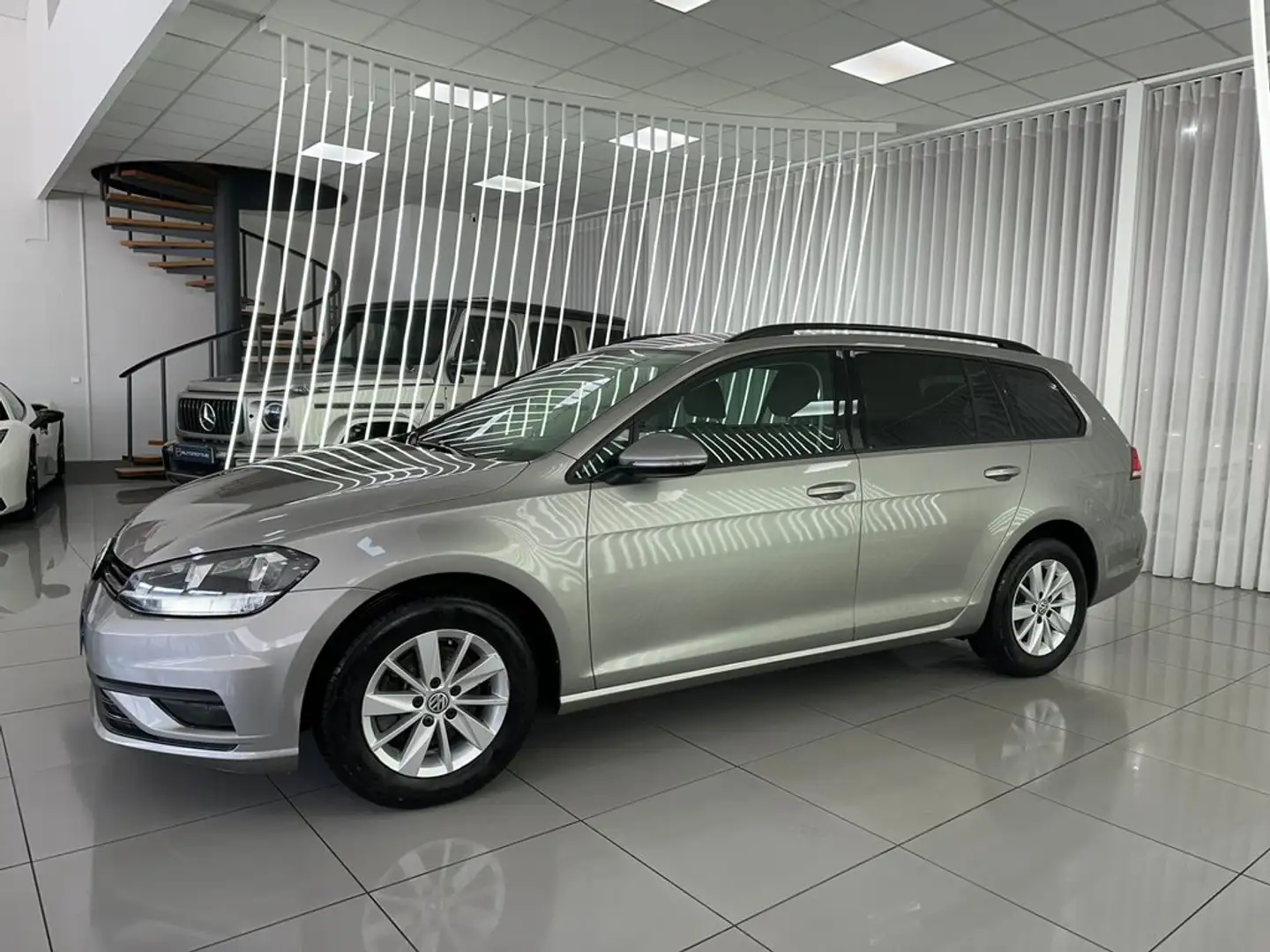 Volkswagen Golf Variant 1.6TDI Business Edition Gris - 2