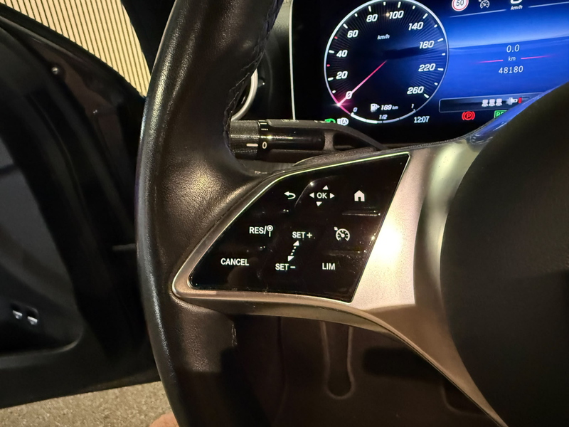 Mercedes-Benz C 300 300e Avantgarde-PANORAMA-CAMERA-DODE HOEK-APPLE CA — photo 16