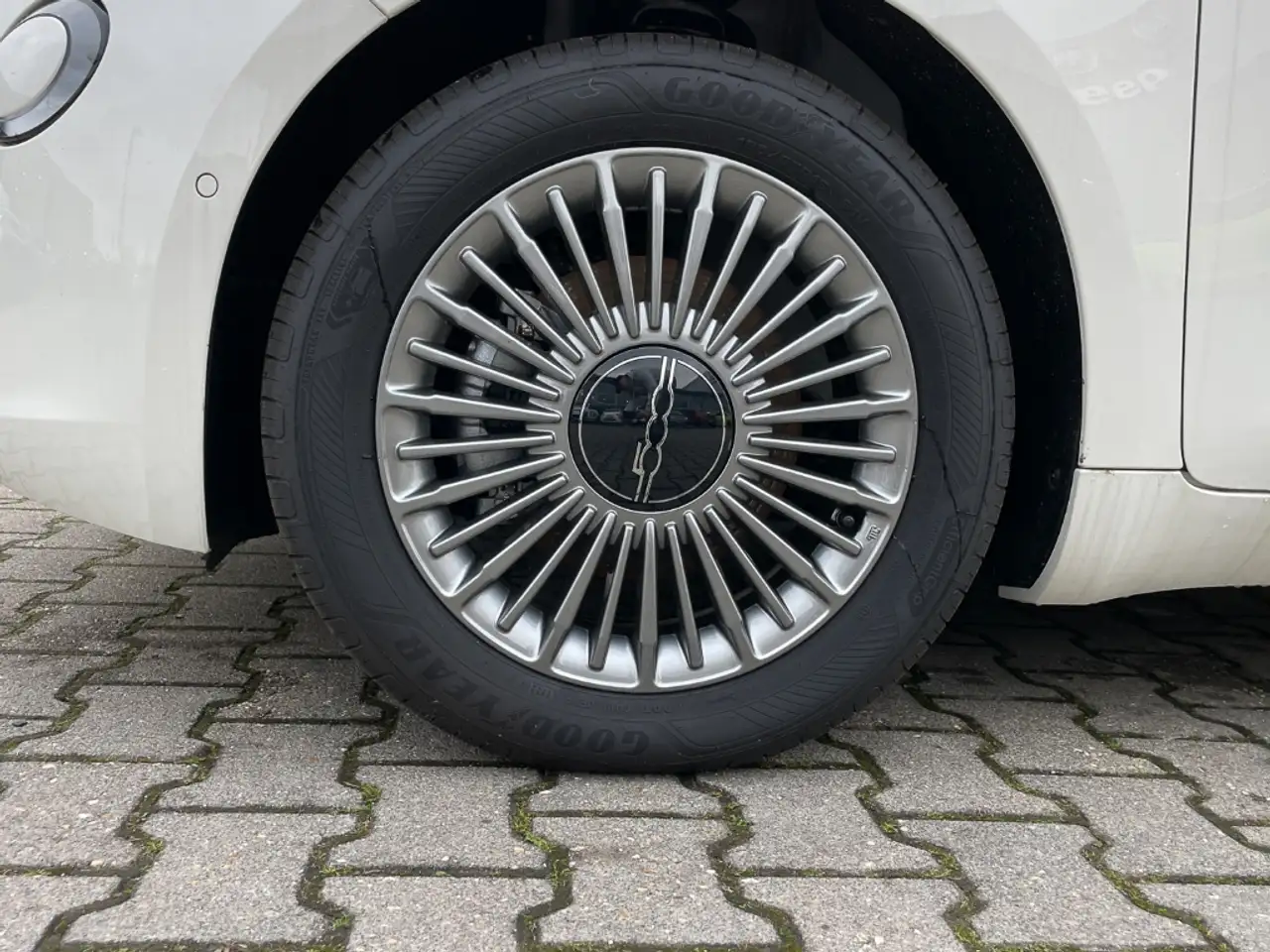Fiat 500e 42 kWh 16 Zoll Alu Klimaaut. Apple CarPlay Androit 4