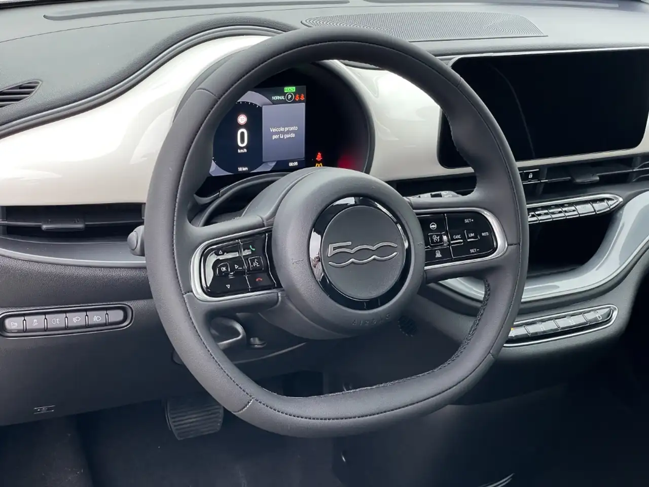 Fiat 500e 42 kWh 16 Zoll Alu Klimaaut. Apple CarPlay Androit 9