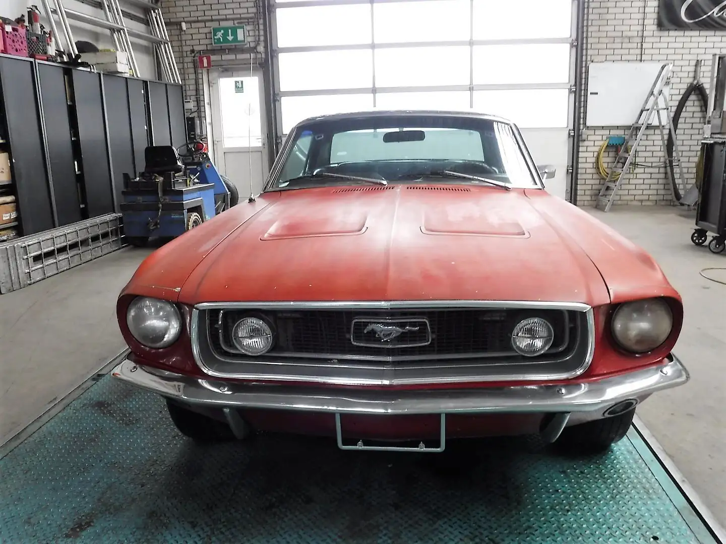 Ford Mustang Coupe J code Rood - 2