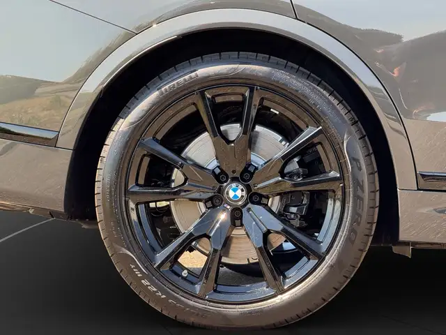 BMW X7 view 11