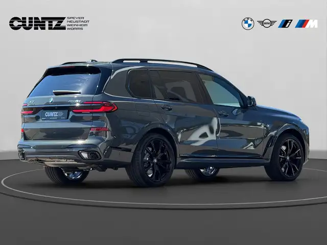 BMW X7 view 5