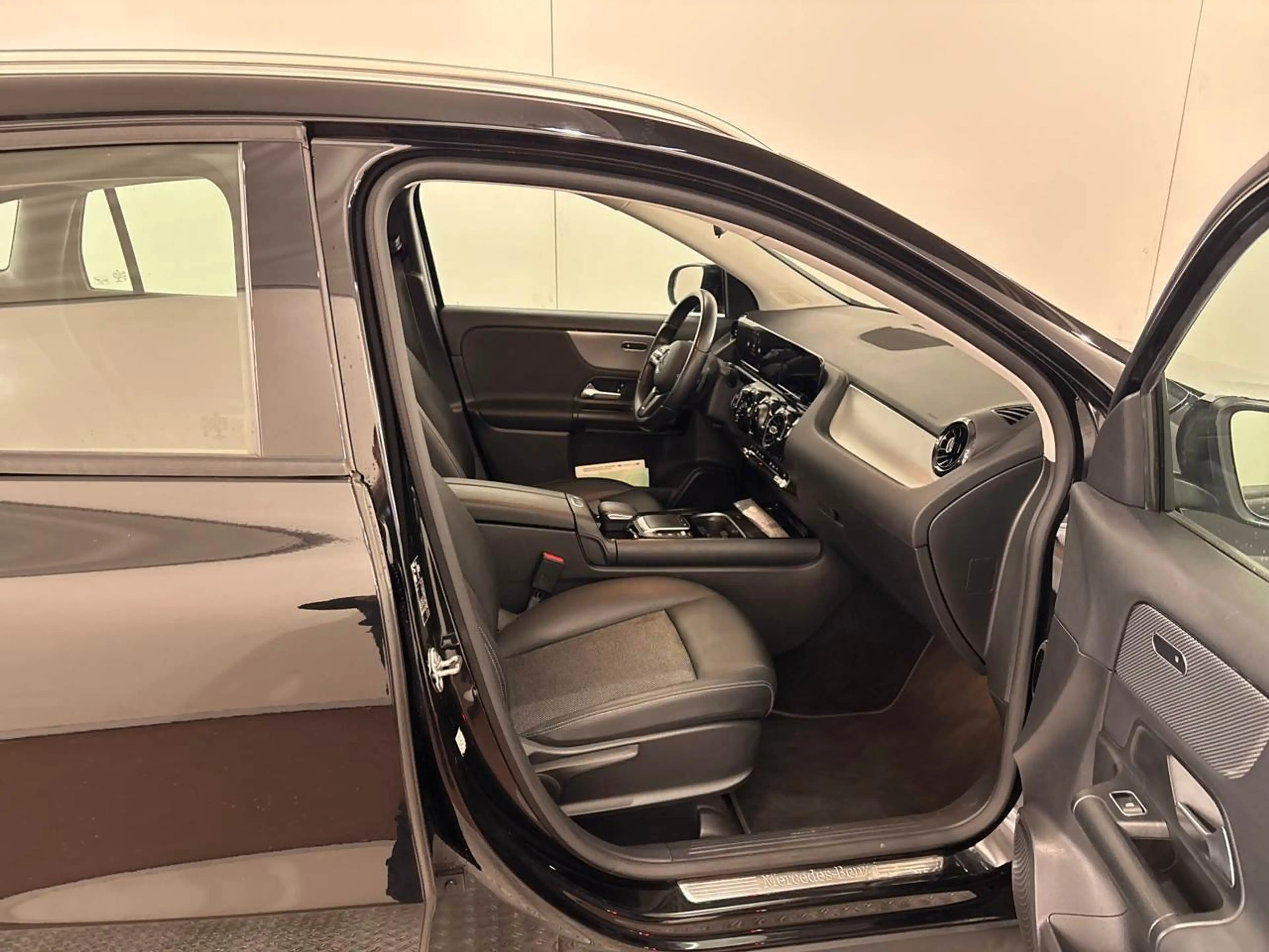 Mercedes-Benz GLA 180 d Key Lane Navi AUT Park-Assist Klima — photo 8
