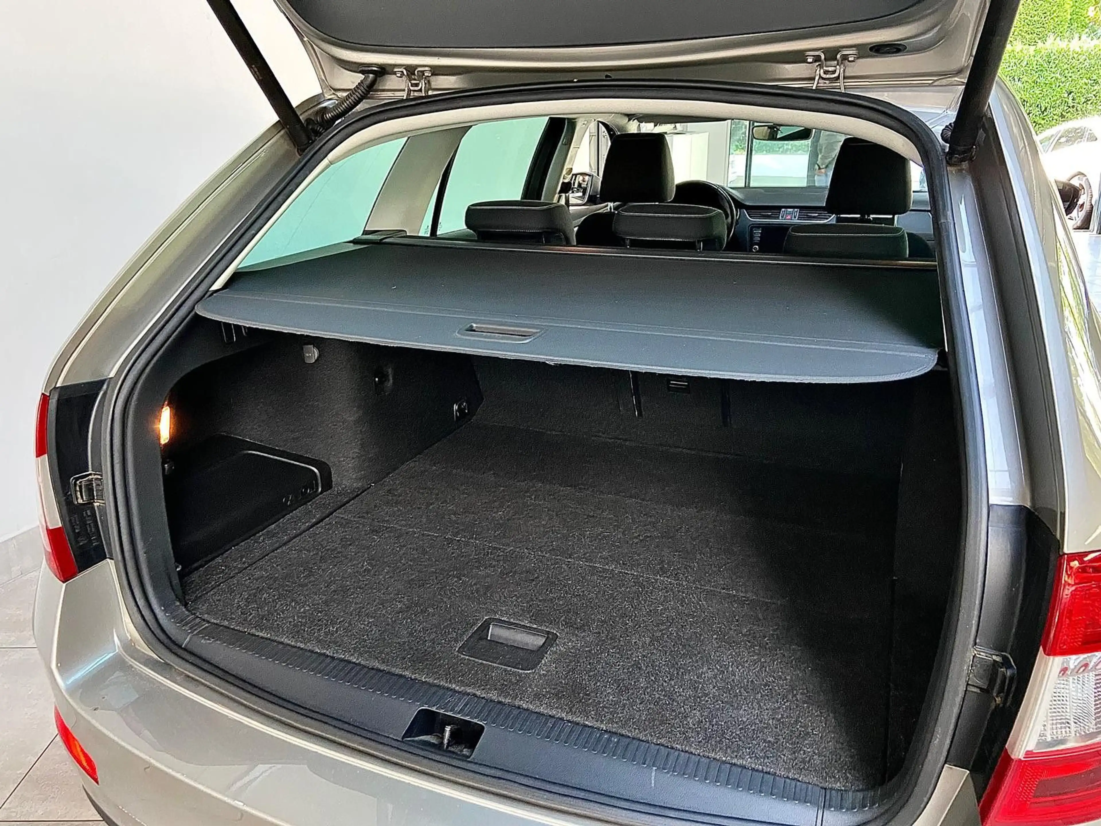 Skoda Octavia Joy Canton Navi Panorama Xenon DCC — photo 7