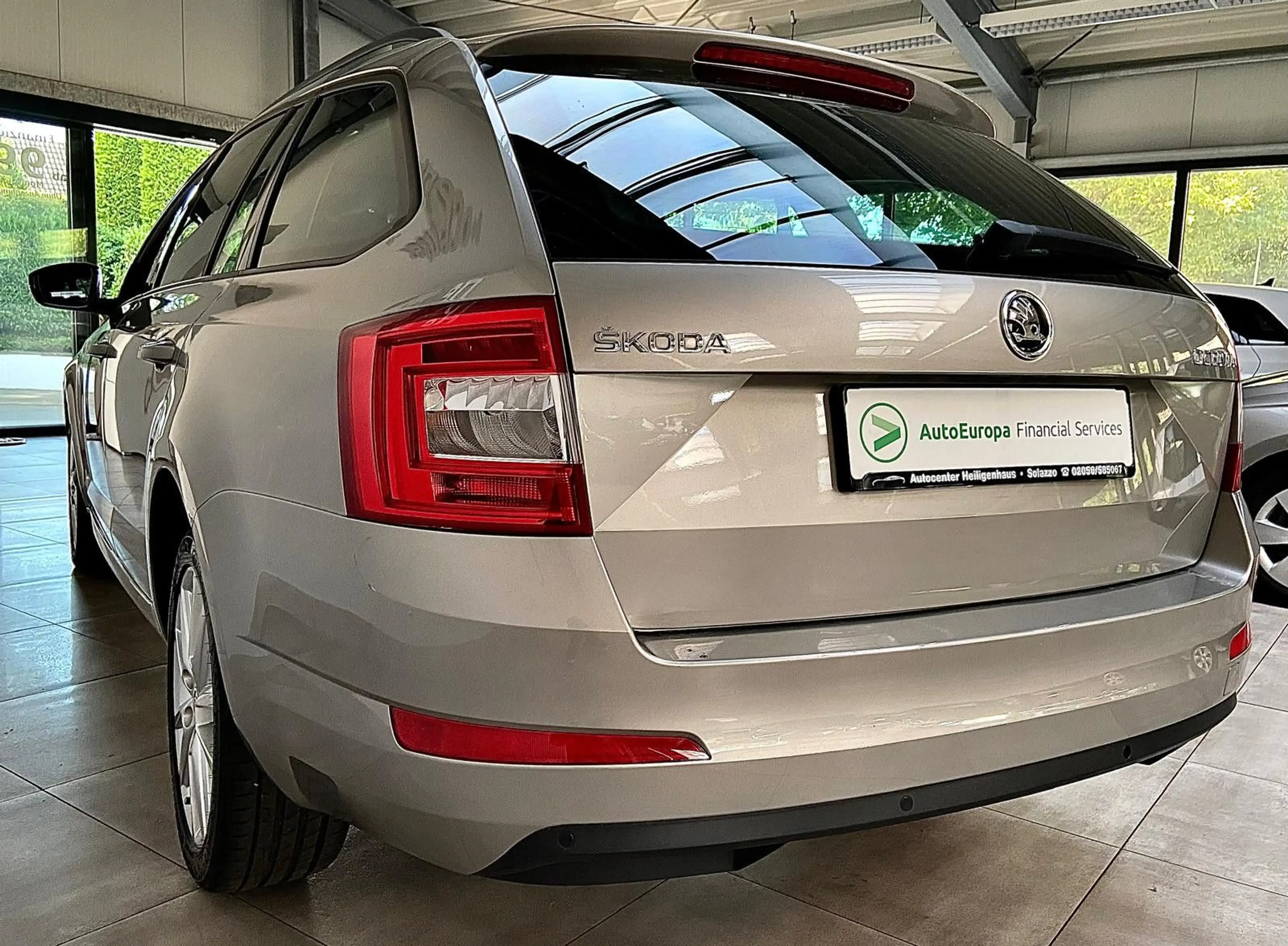 Skoda Octavia Joy Canton Navi Panorama Xenon DCC — photo 9