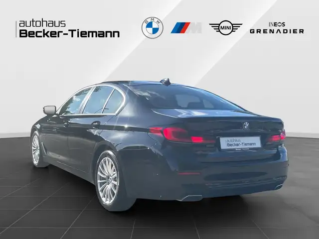 BMW 5 Series view 4