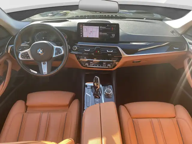 BMW 5 Series view 8