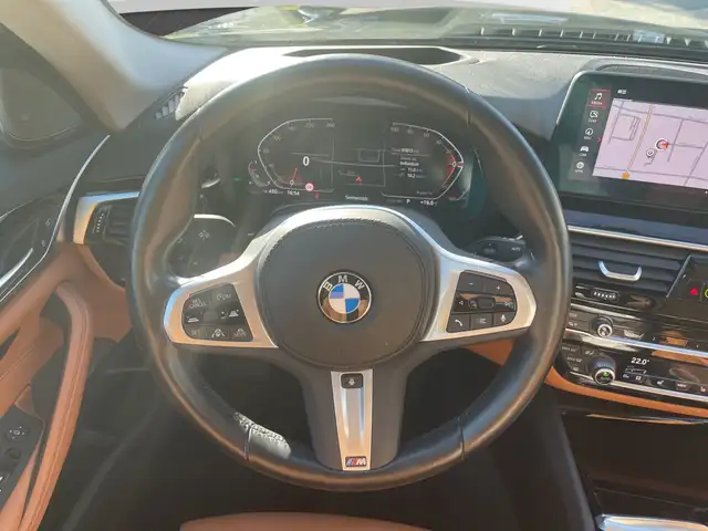 BMW 5 Series view 9