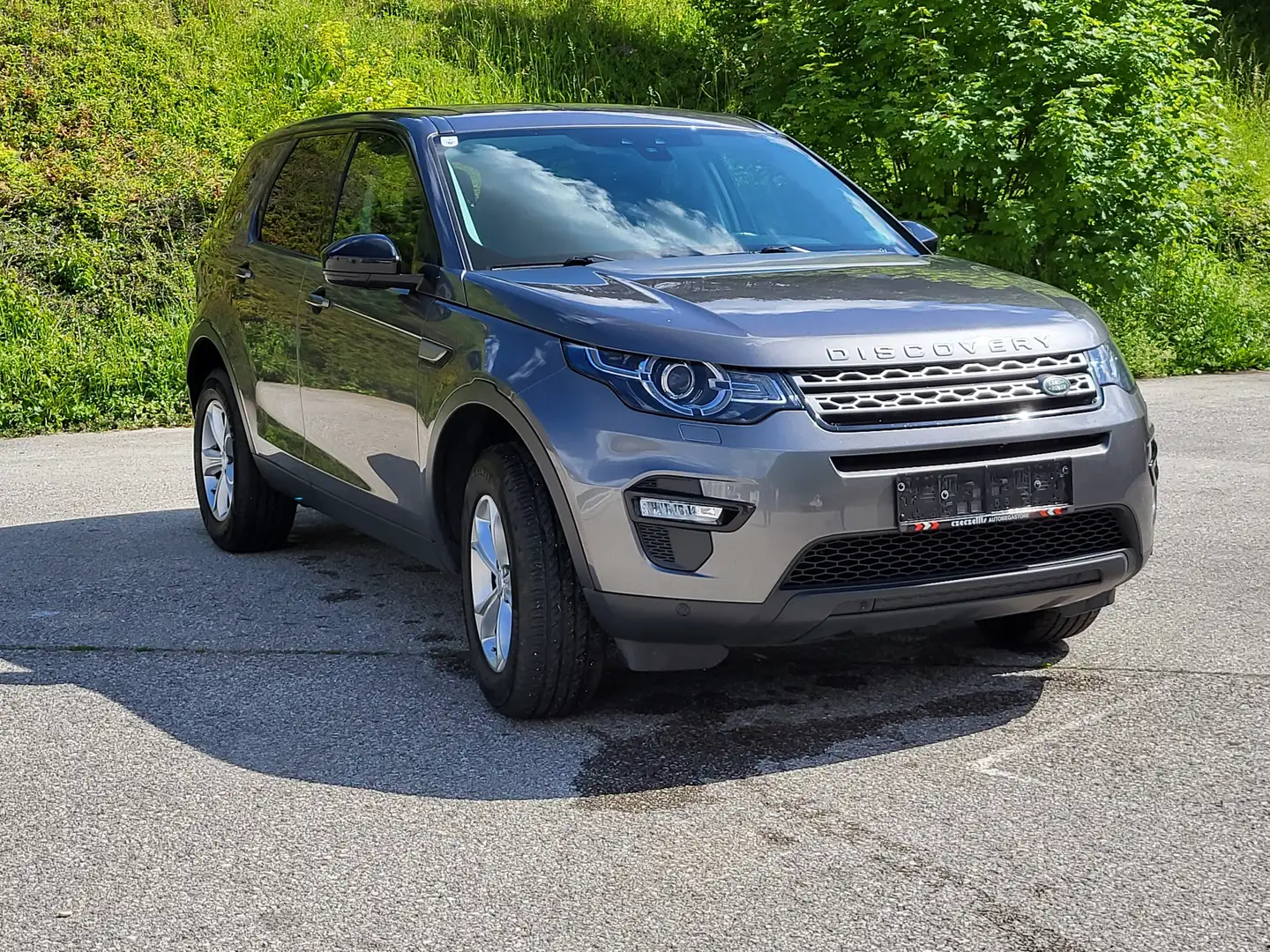 Land Rover Discovery Sport 2,0  TD4  Automatik  4WD  AHK Grau - 1