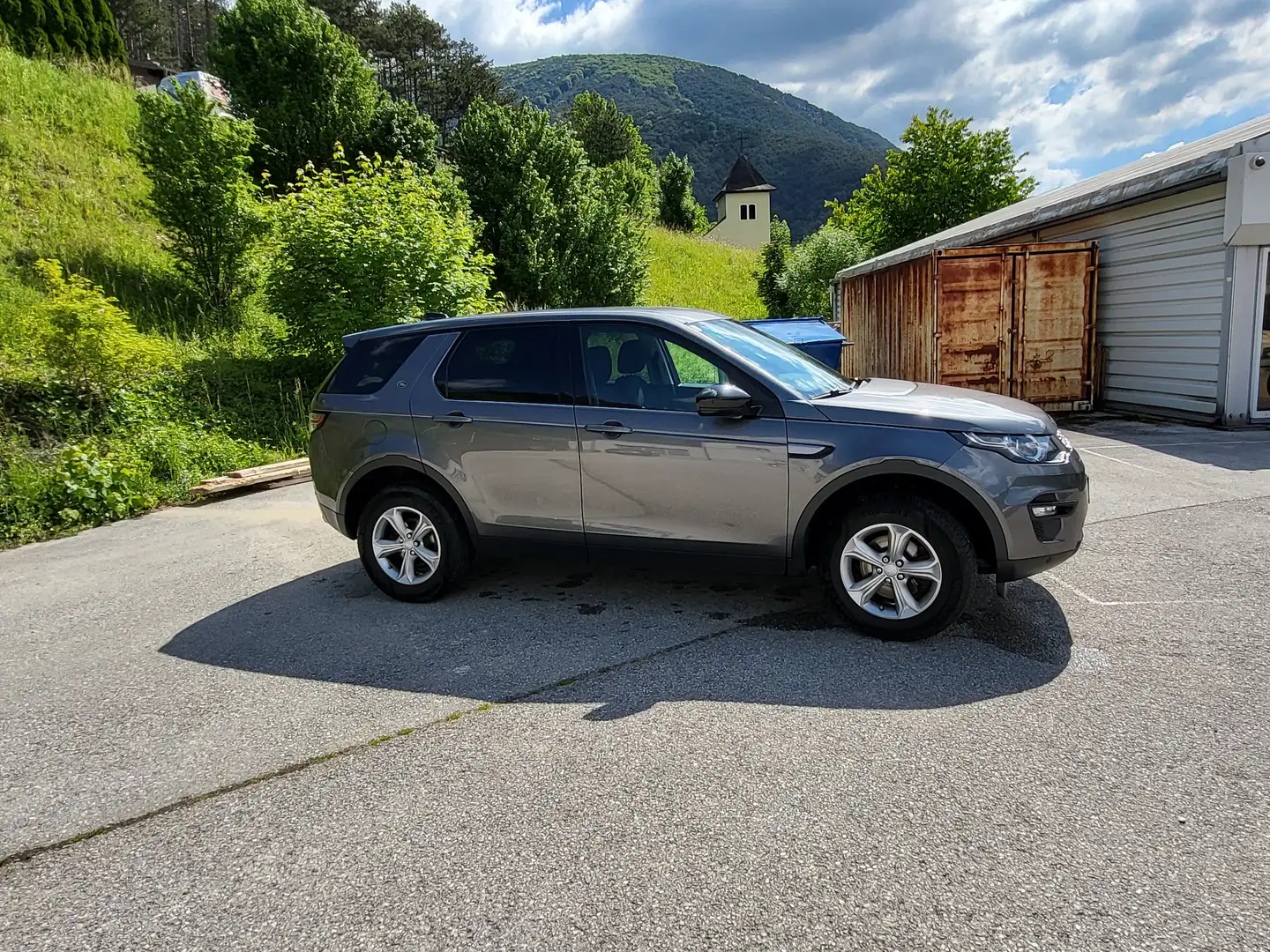 Land Rover Discovery Sport 2,0  TD4  Automatik  4WD  AHK Grau - 2