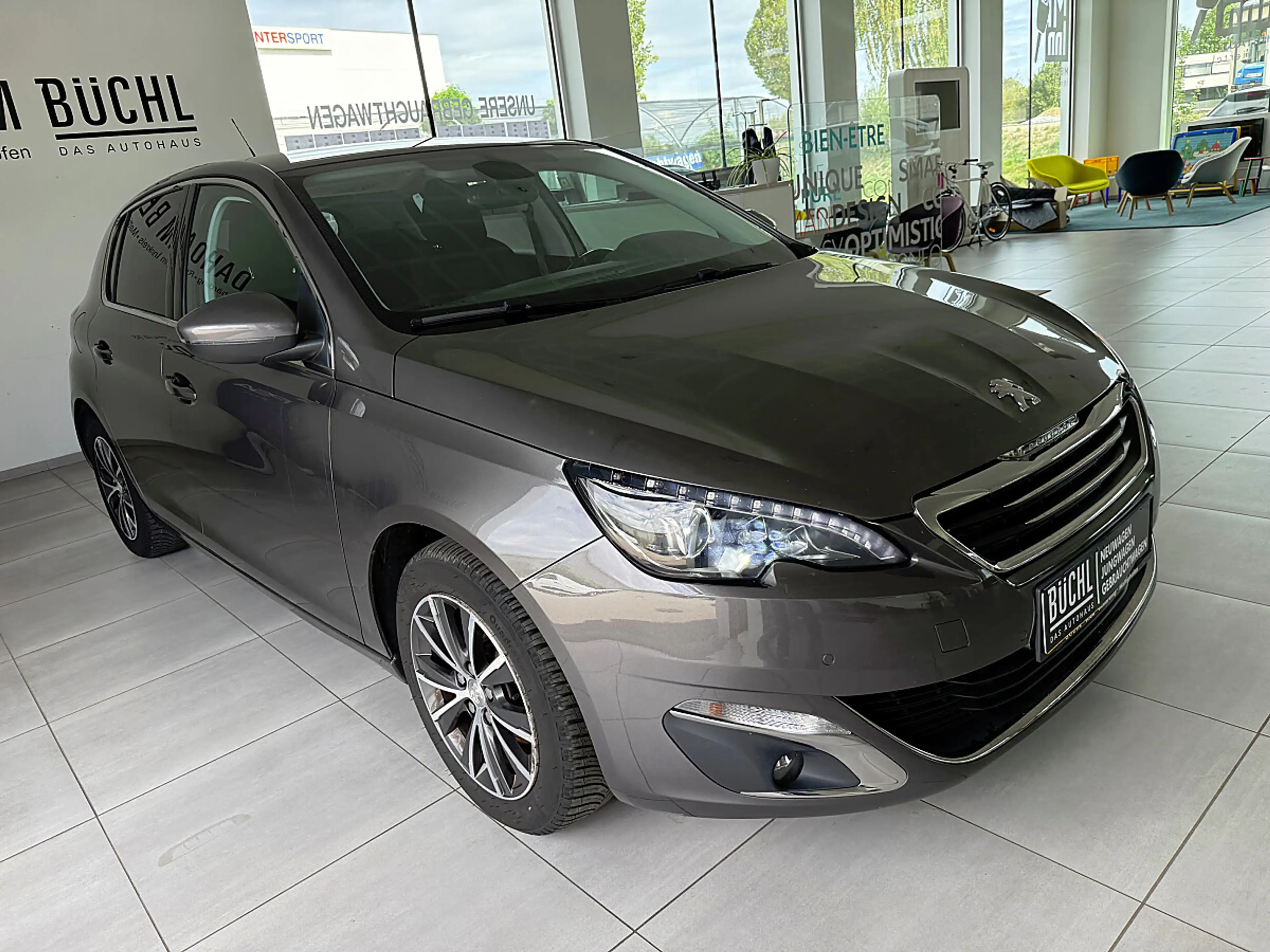 Peugeot 308 1,2 PureTech Allure S&S — photo 2