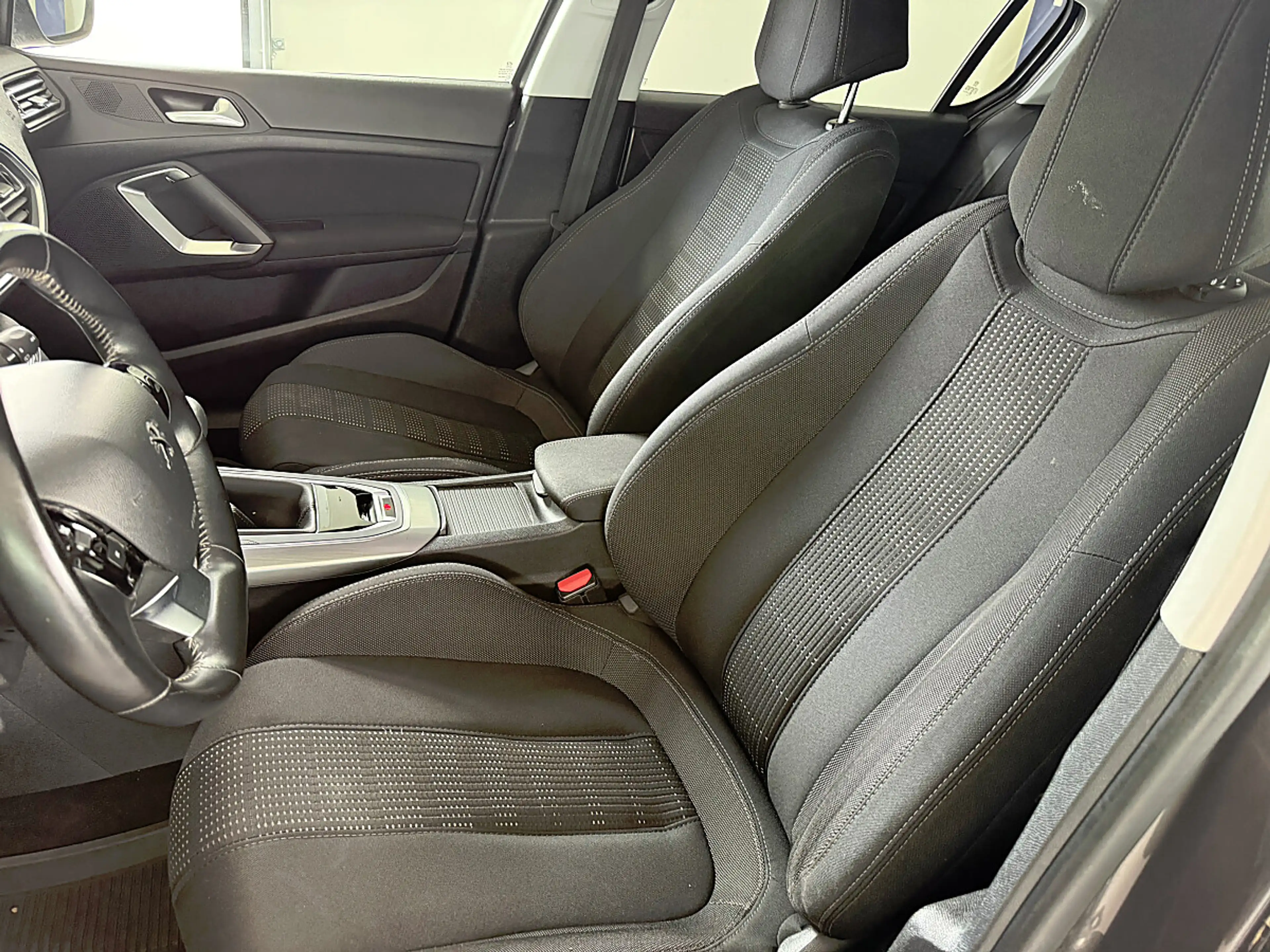 Peugeot 308 1,2 PureTech Allure S&S — photo 8