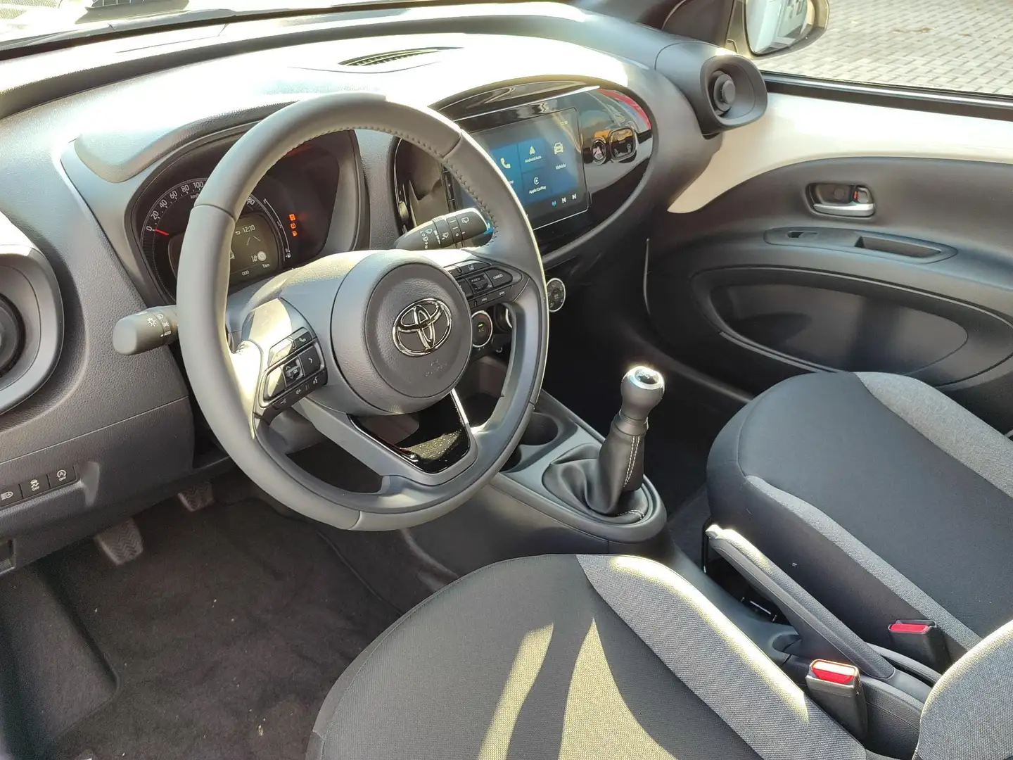 Toyota Aygo X PLAY AD-CRUISE APPLE/ANDROID CAMERA AIRCO EL-RAMEN Wit - 2