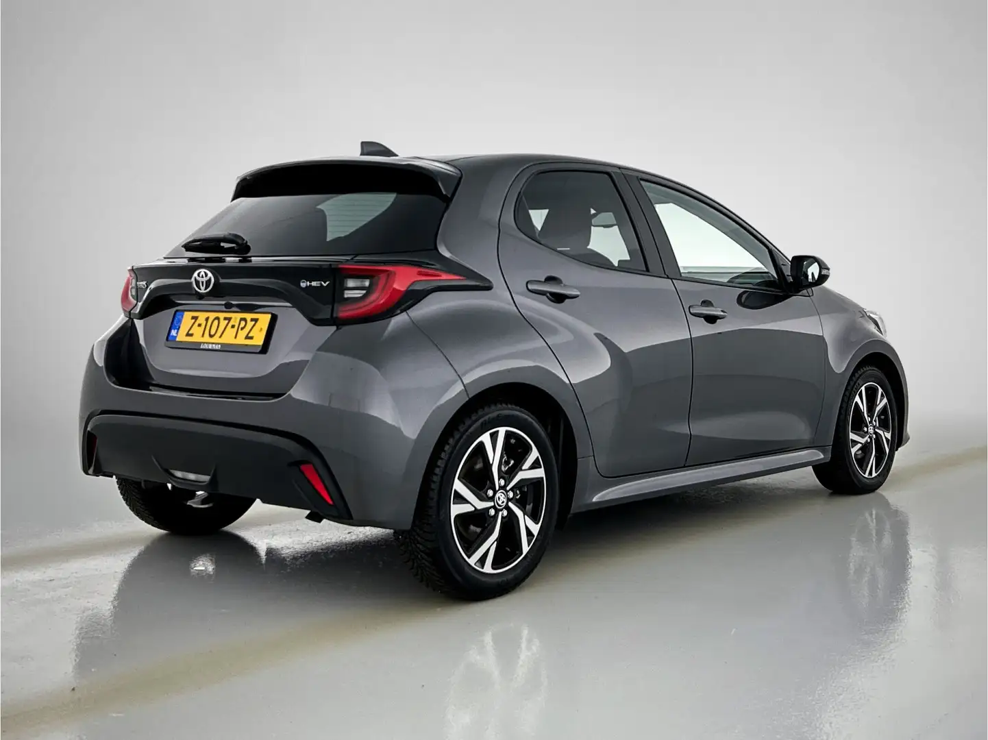 Toyota Yaris 1.5 Hybrid 115 First Edition Grijs - 2