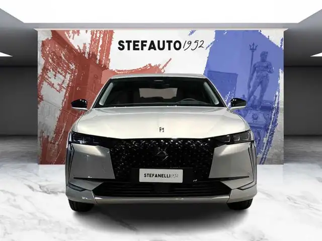 DS Automobiles DS 4 view 4