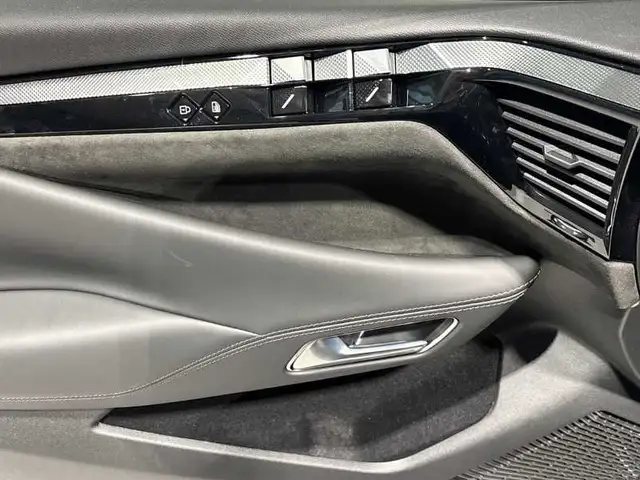 DS Automobiles DS 4 view 10