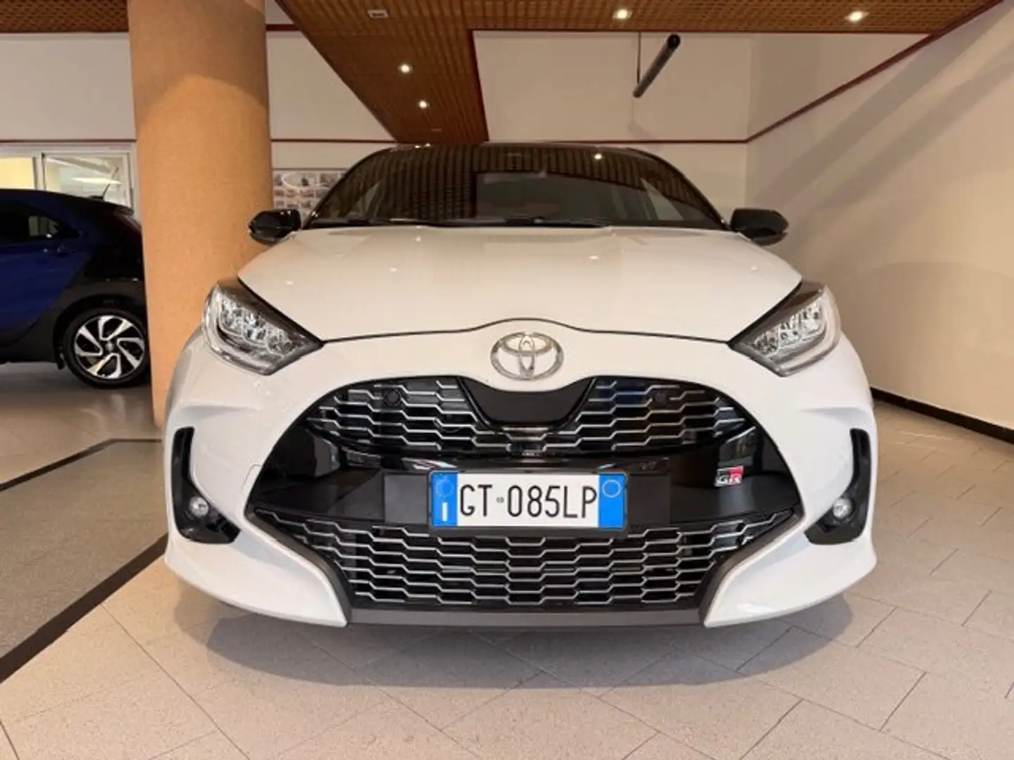 Toyota Yaris 1.5h 130 GR Sport Gris - 2