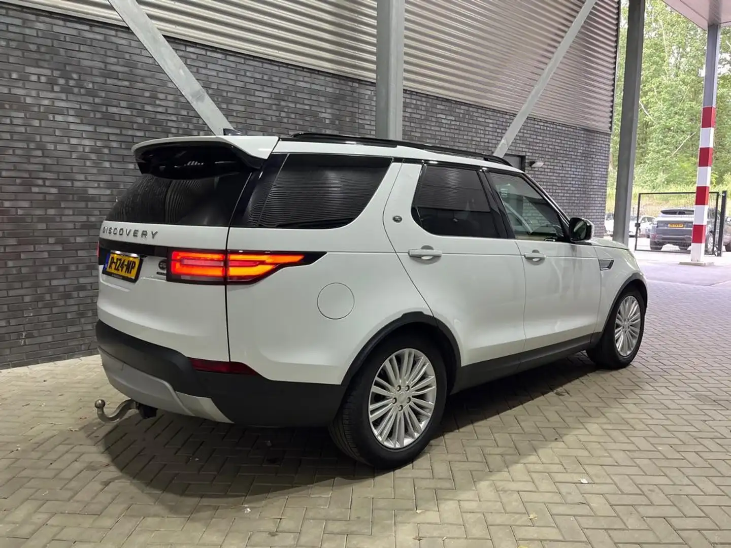 Land Rover Discovery 3.0 Sd6 HSE Luxury 7p. | Panoramadak | Luchtvering White - 2