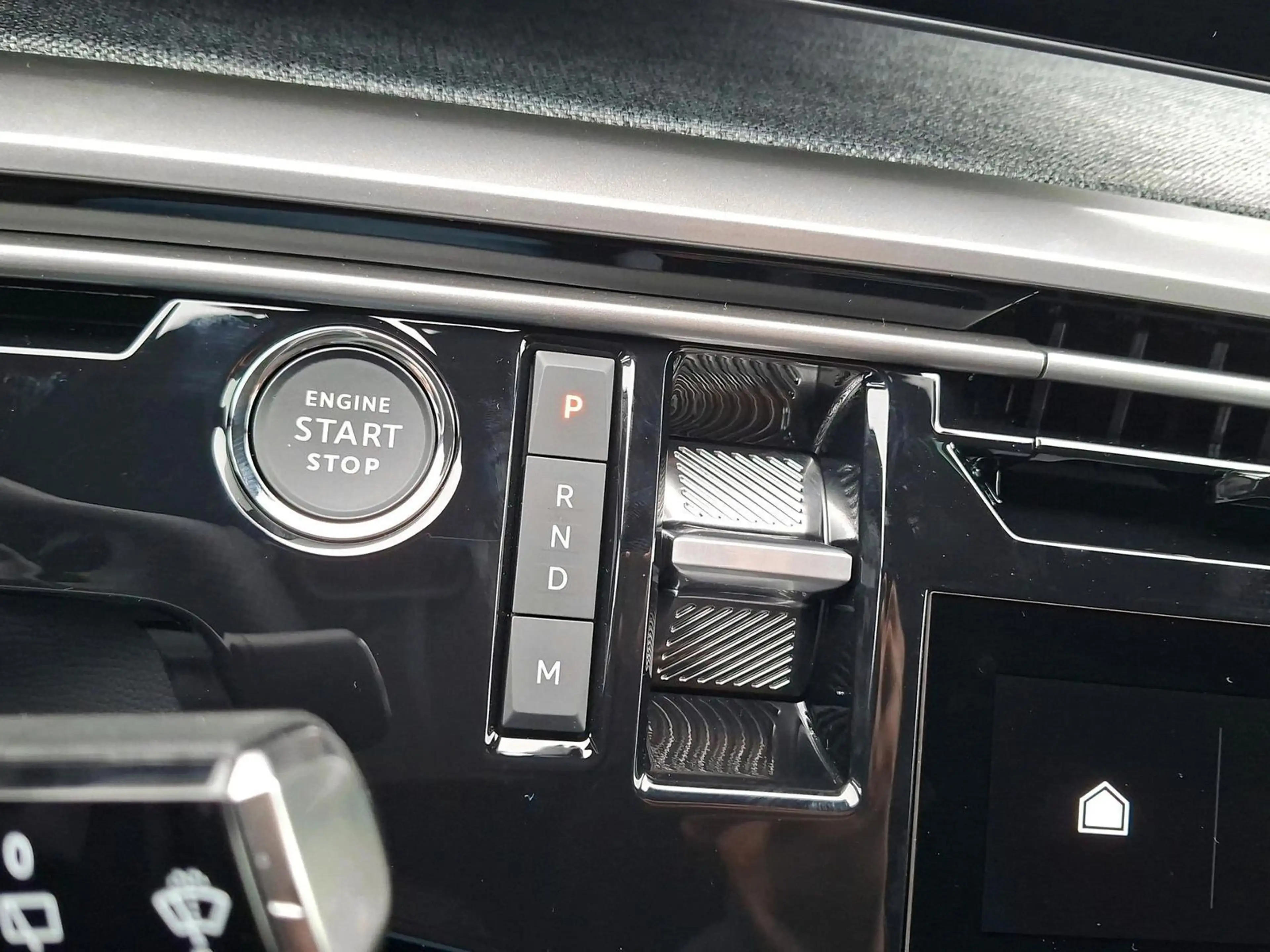 Peugeot 5008 GT Hybrid 145 e-DSC6 Kamera Navi SHZ — photo 11