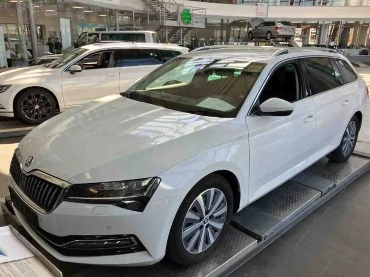 Skoda Superb Combi 2.0TSI DSG STYLE MATRIX+NAV+ACC+AHK Weiß - 2