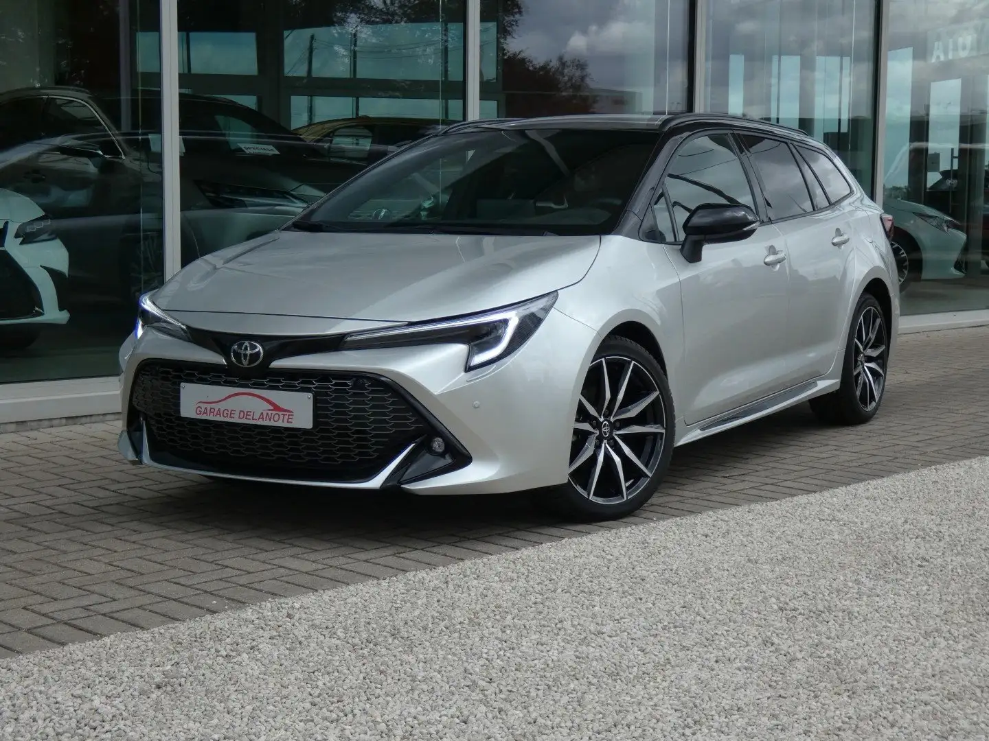 Toyota Corolla Touring 1.8 Hybrid *GR SPORT* 140pk FACELIFT Zilver - 2