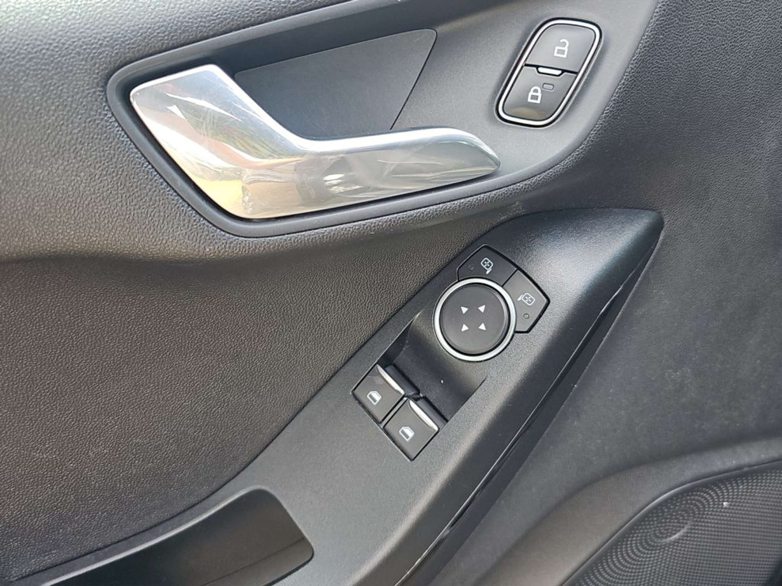 Fahrzeugabbildung Ford Fiesta 1.1 TREND *17-LM*KLIMA*AUDIO*SEITENSCH. GET.* - mit KI generiert/bearbeitet
