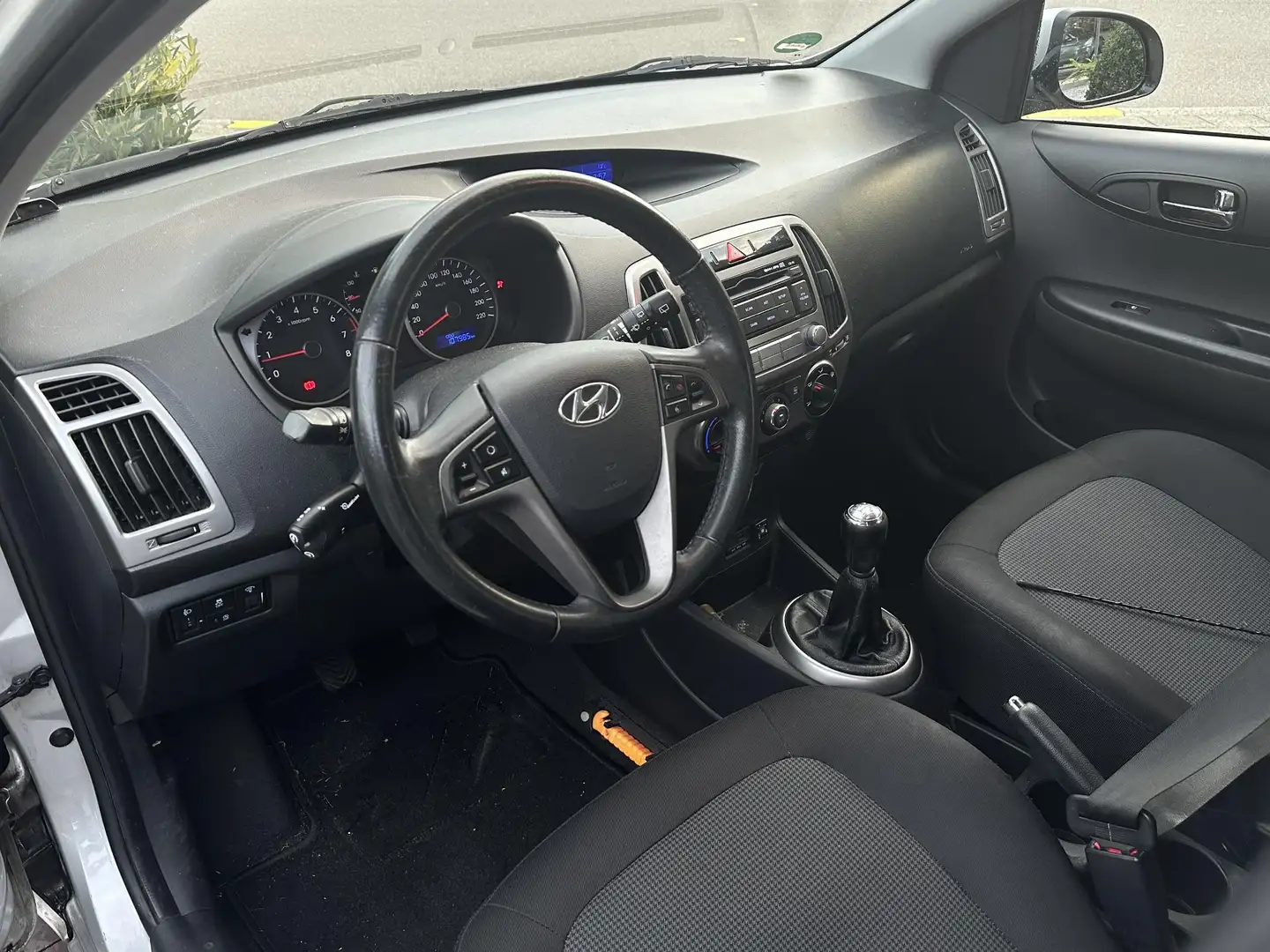 Hyundai i20 1.2i i-Deal LPG Airco Cruise 15'' Trekhaak Grijs - 2