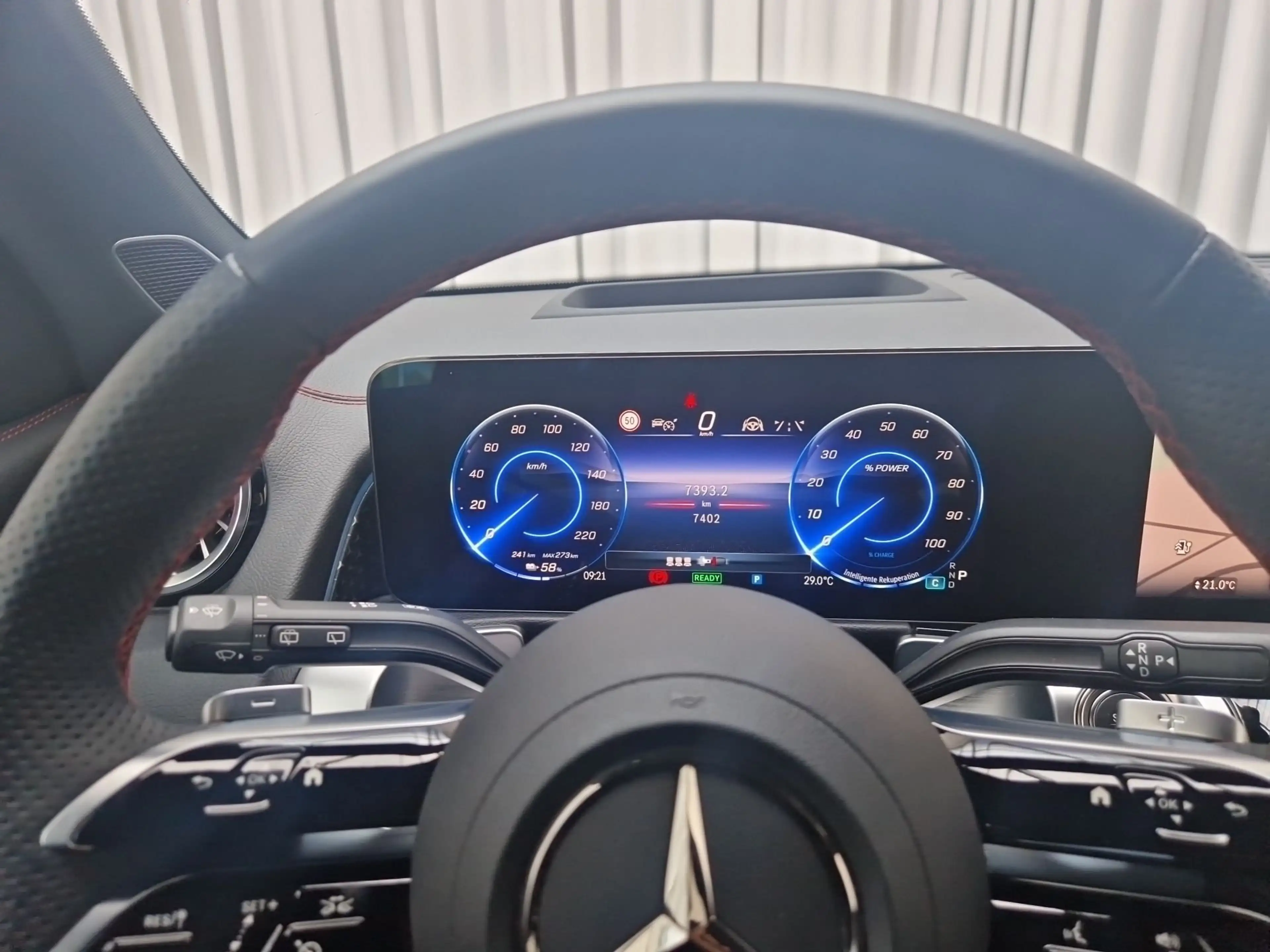 Mercedes-Benz EQB 300 4MATIC AUT HUD KlimaA LM PDC SoundSys — photo 18