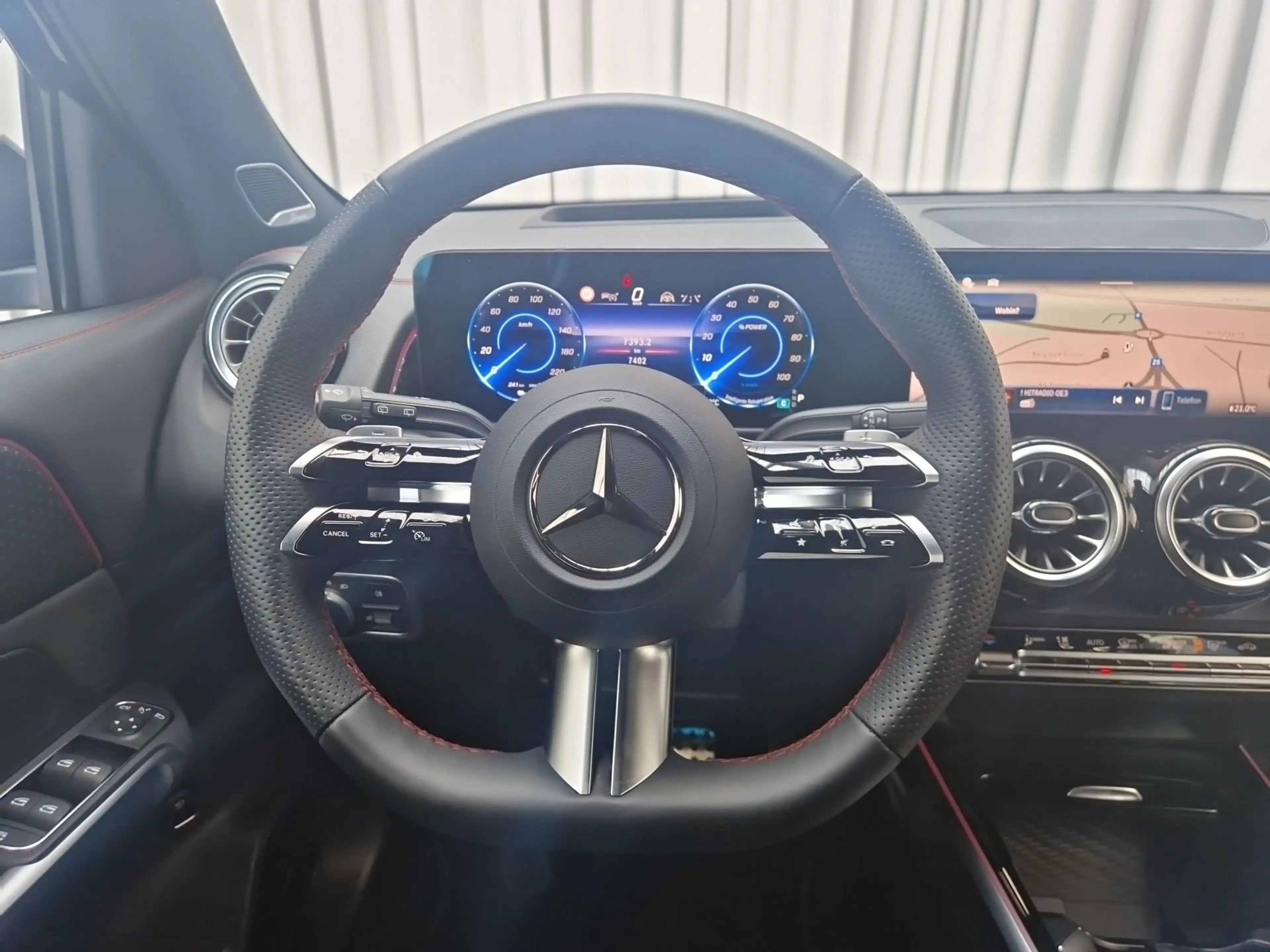 Mercedes-Benz EQB 300 4MATIC AUT HUD KlimaA LM PDC SoundSys — photo 17