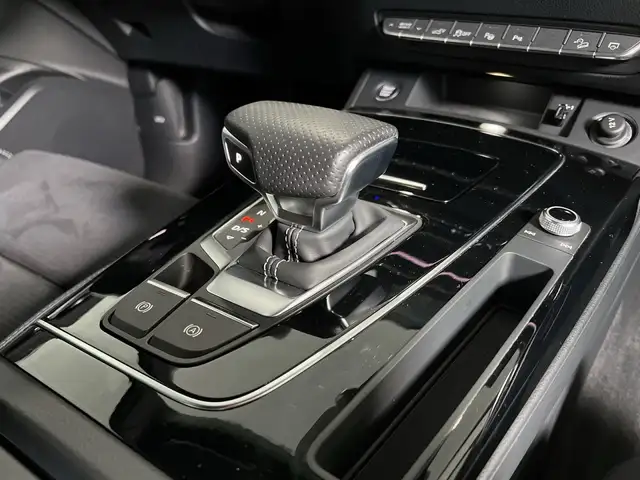 Audi Q5 view 9