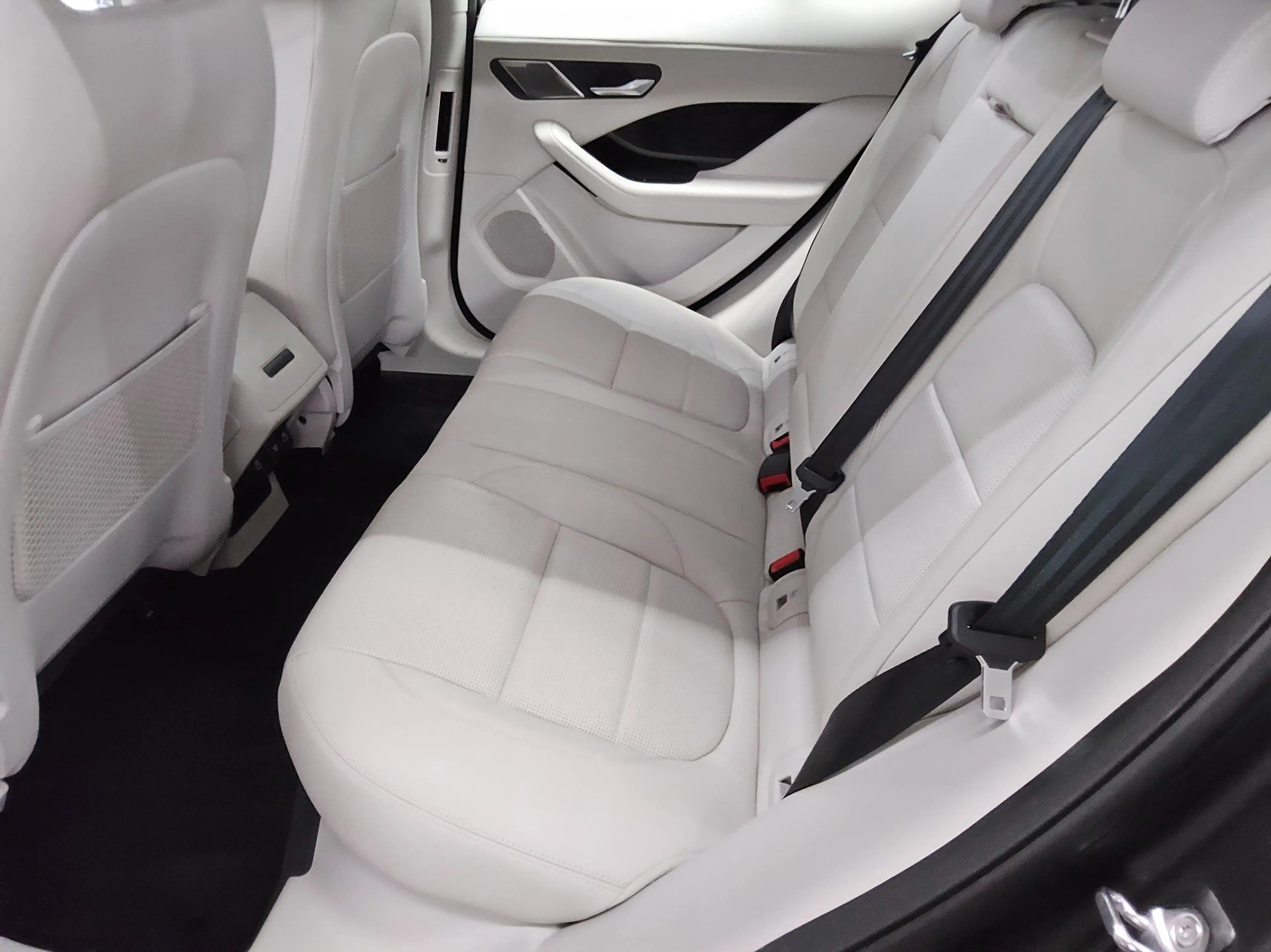 Jaguar I-Pace EV400 AWD Leder Navi LED Pano HuD — photo 13