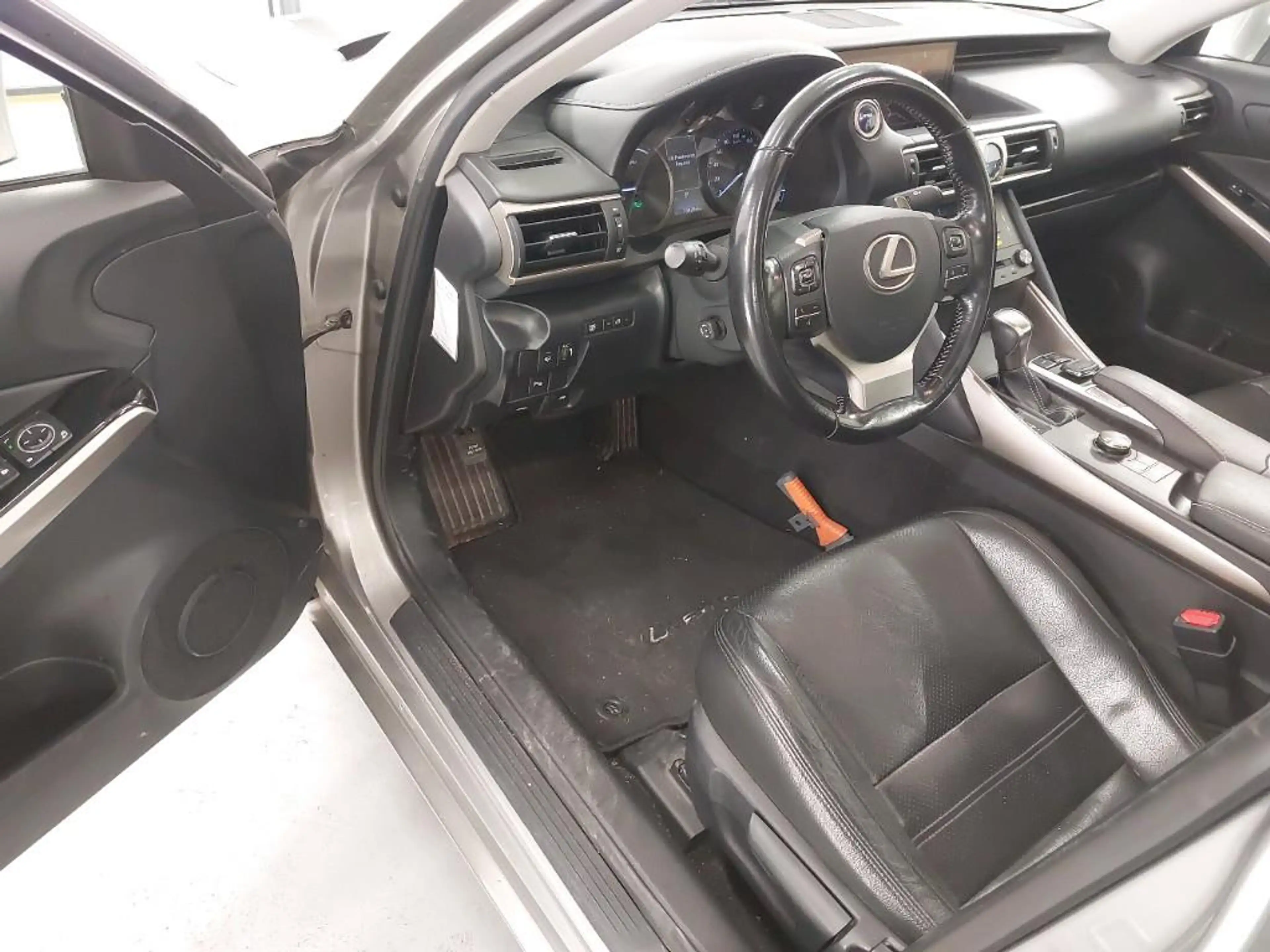Lexus IS 300 300h Hybrid Business Line — photo 11