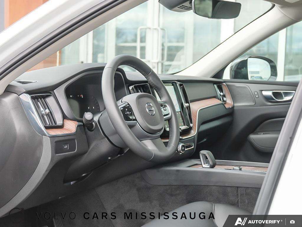 2024 Volvo XC60 Plus Dark Excellent low mileage option thumb 12