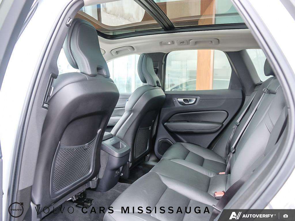 2024 Volvo XC60 Plus Dark Excellent low mileage option thumb 24