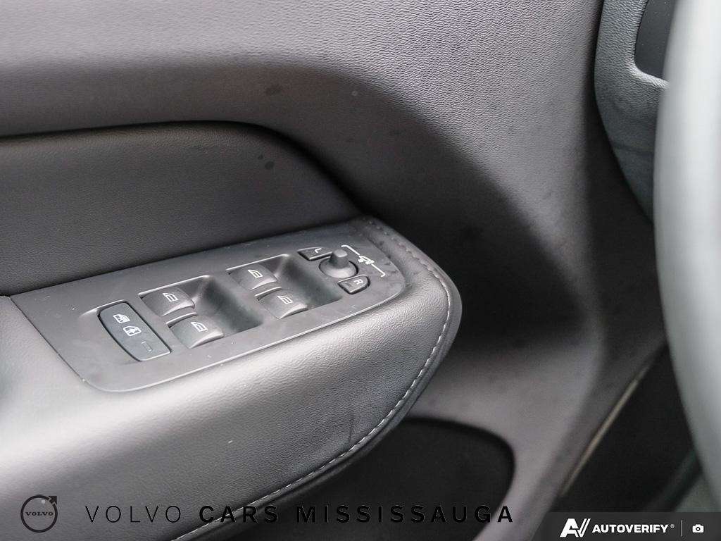 2024 Volvo XC60 Plus Dark Excellent low mileage option thumb 16