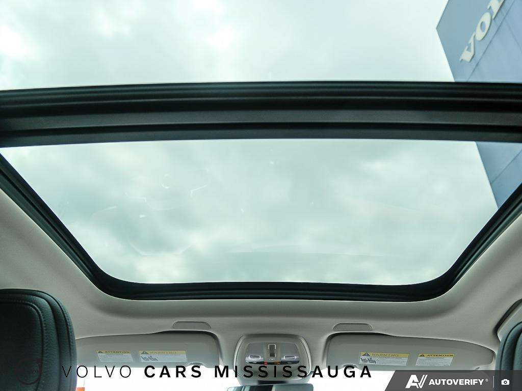 2024 Volvo XC60 Plus Dark Excellent low mileage option thumb 26