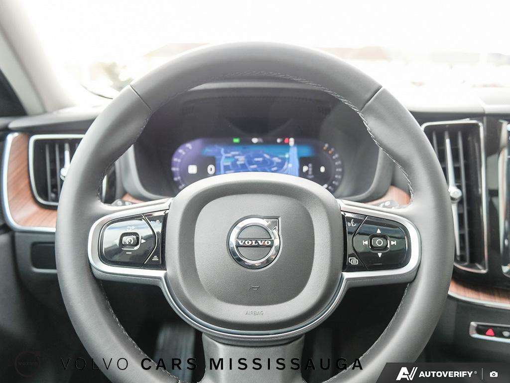 2024 Volvo XC60 Plus Dark Excellent low mileage option thumb 13