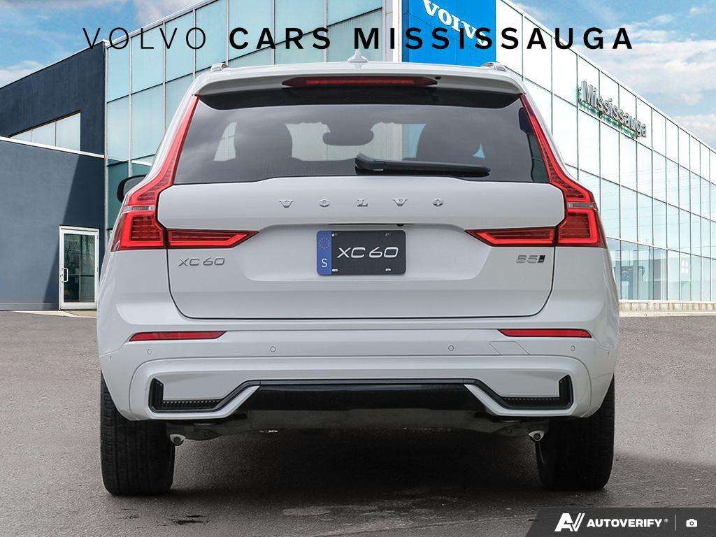 2024 Volvo XC60 Plus Dark Excellent low mileage option alt 5