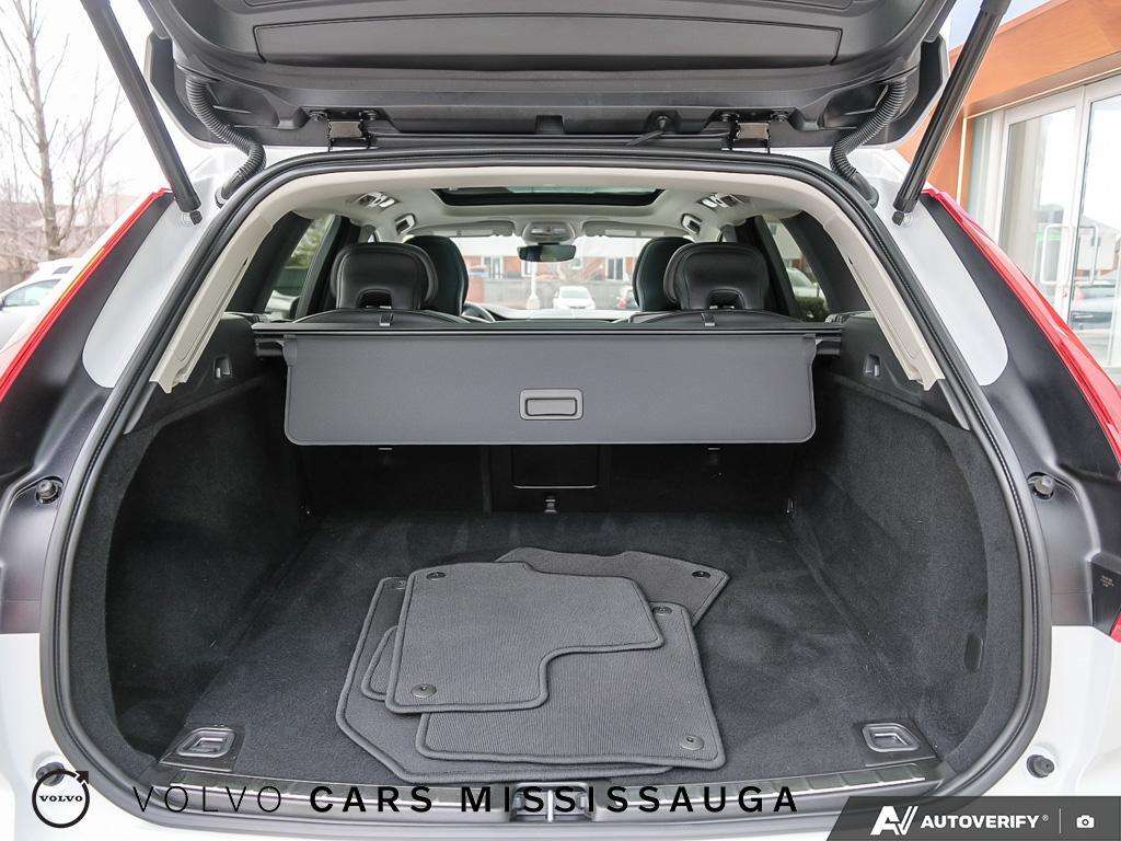 2024 Volvo XC60 Plus Dark Excellent low mileage option thumb 10